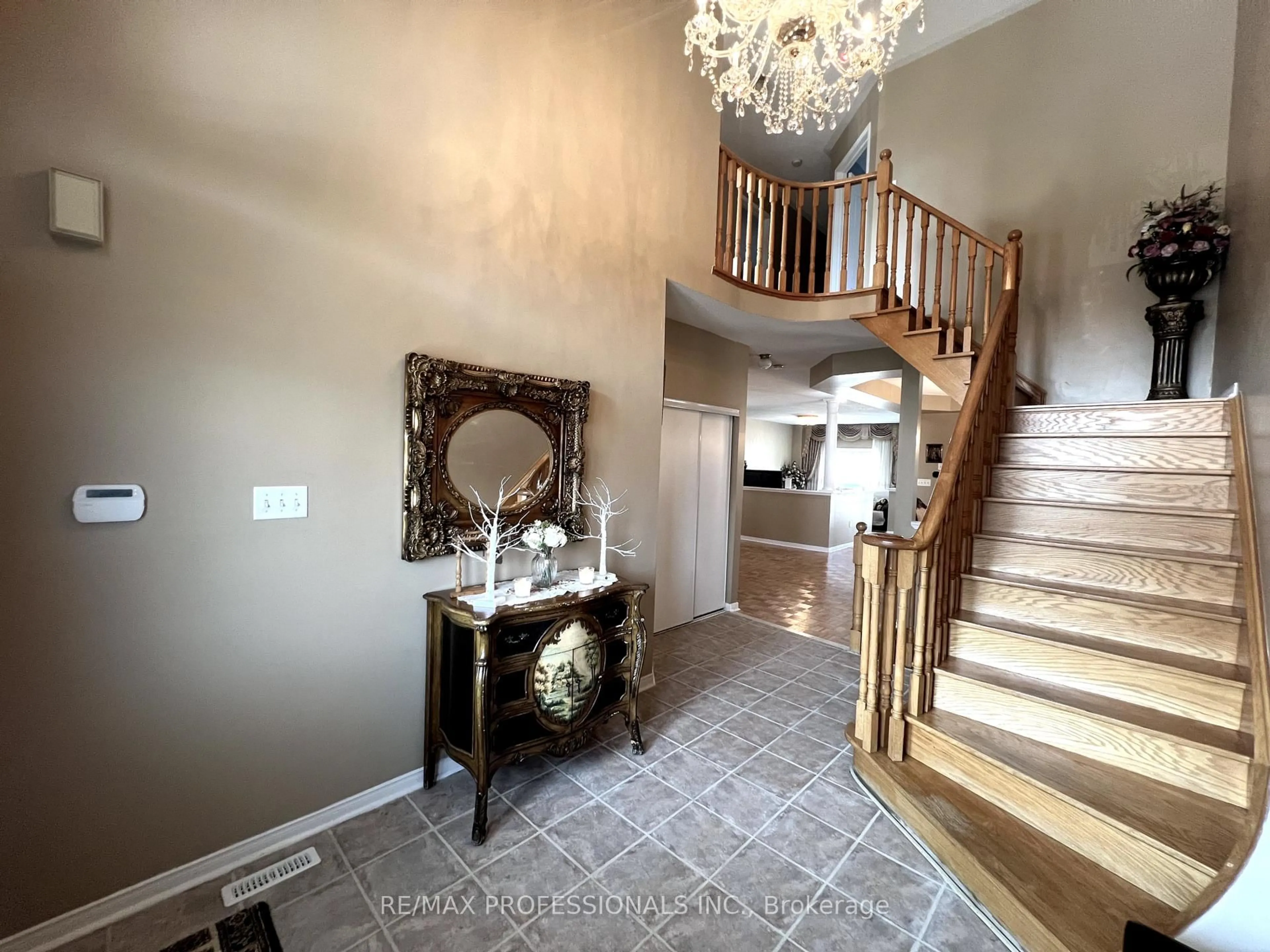 Indoor foyer for 25 Whitehouse Cres, Brampton Ontario L6P 1M2