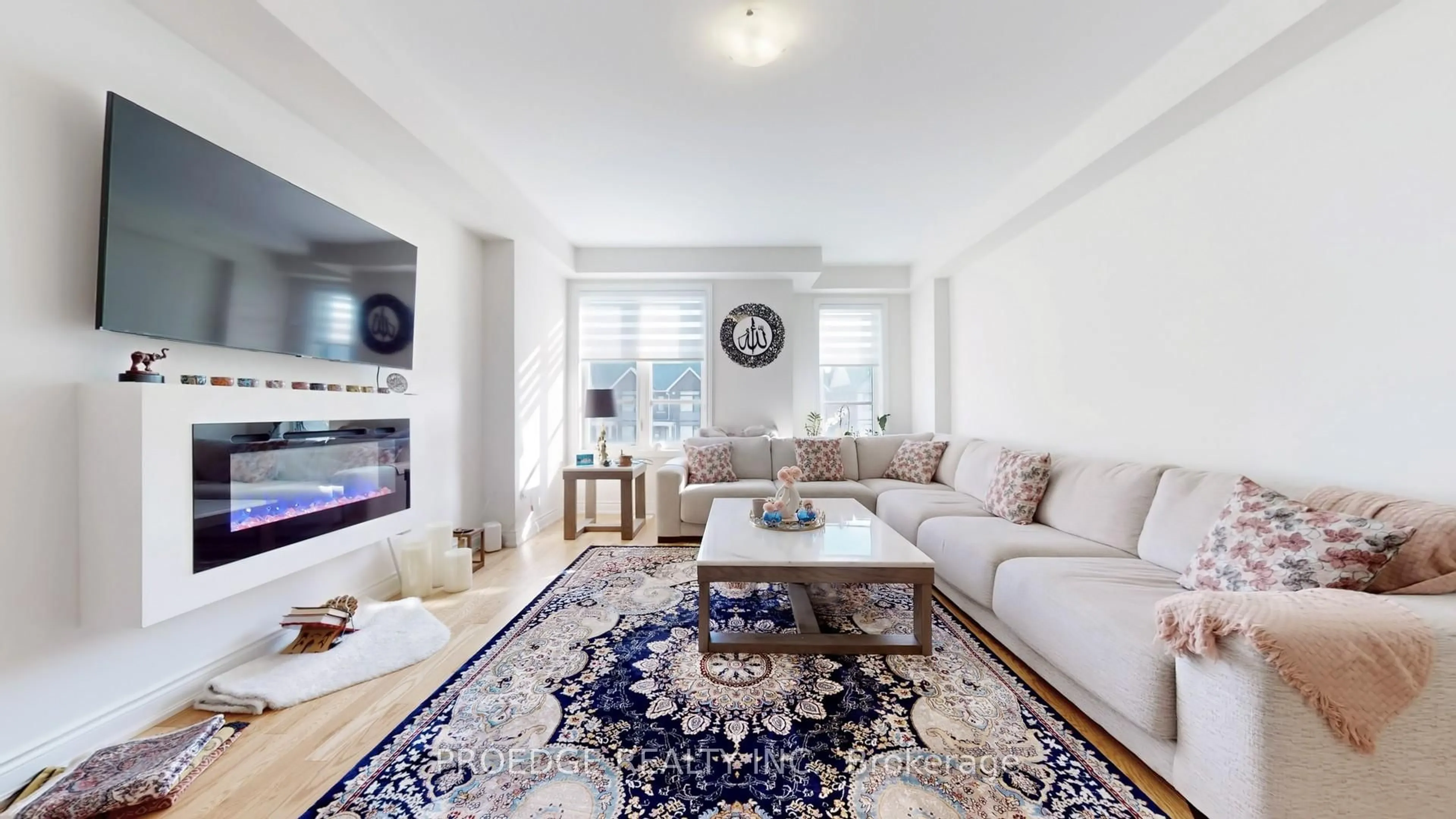 Living room with furniture, unknown for 3227 Sixth Line, Oakville Ontario L6H 0V9