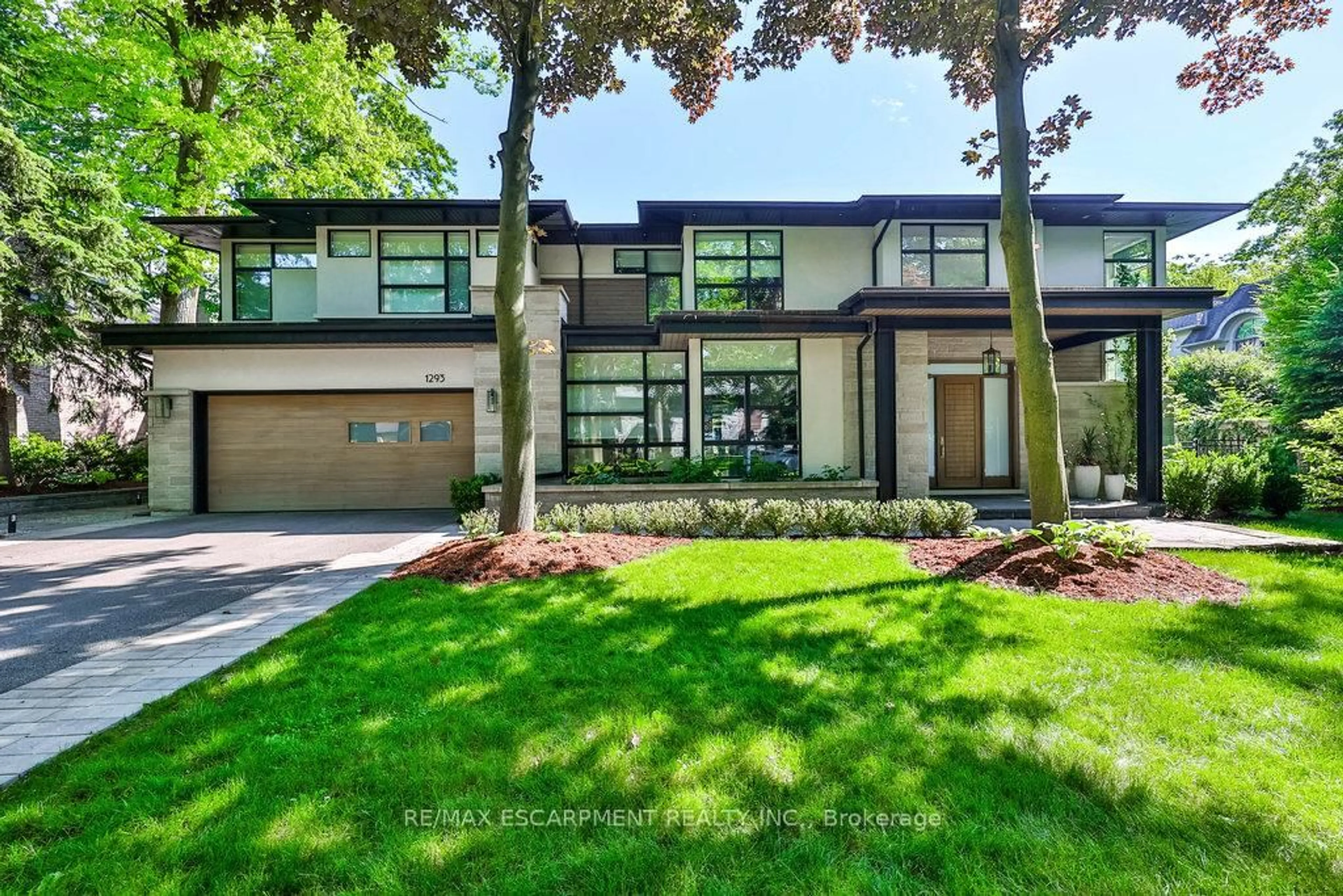 Home with brick exterior material, street for 1293 Woodland Ave, Mississauga Ontario L5G 2Y1