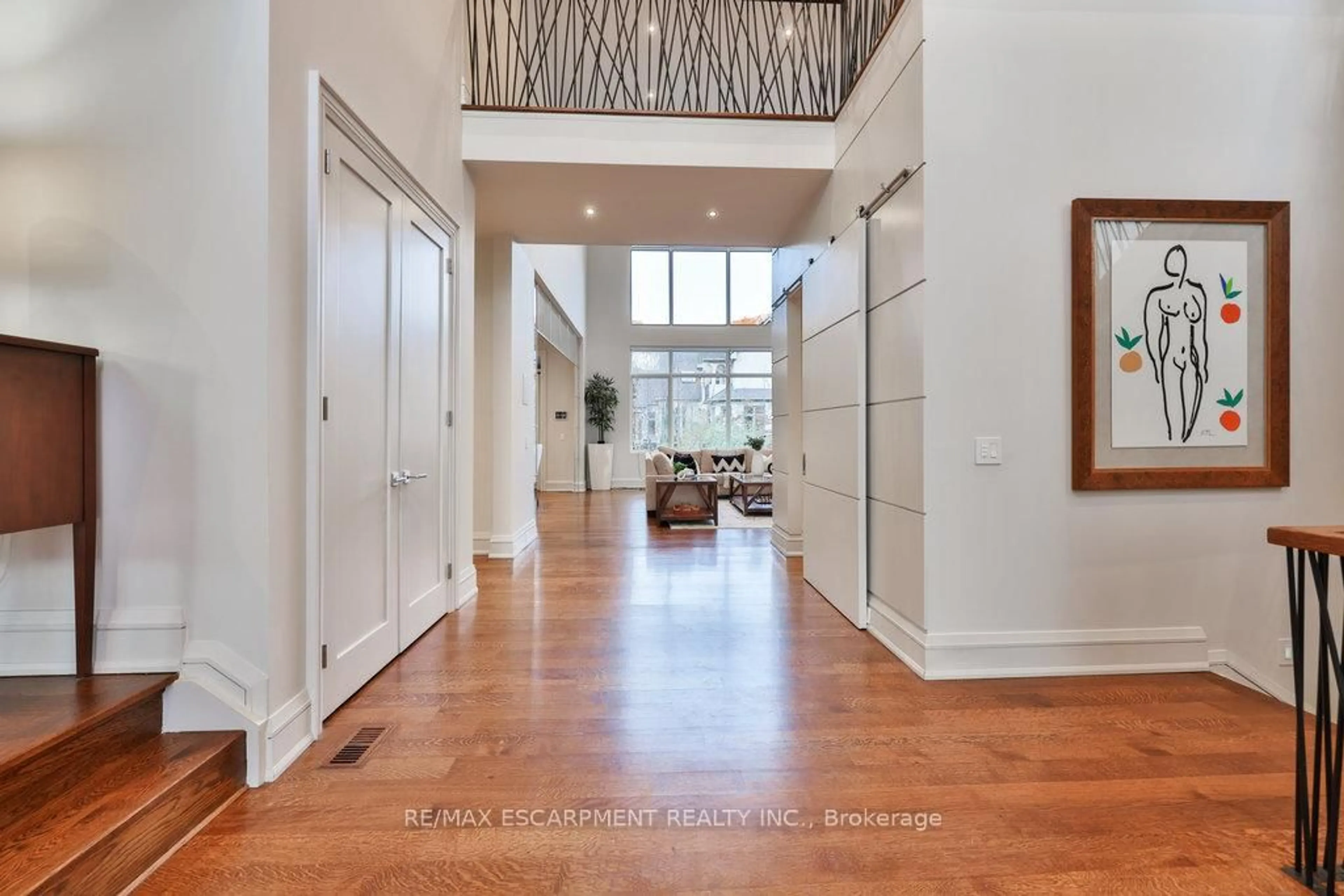 Indoor entryway for 1293 Woodland Ave, Mississauga Ontario L5G 2Y1