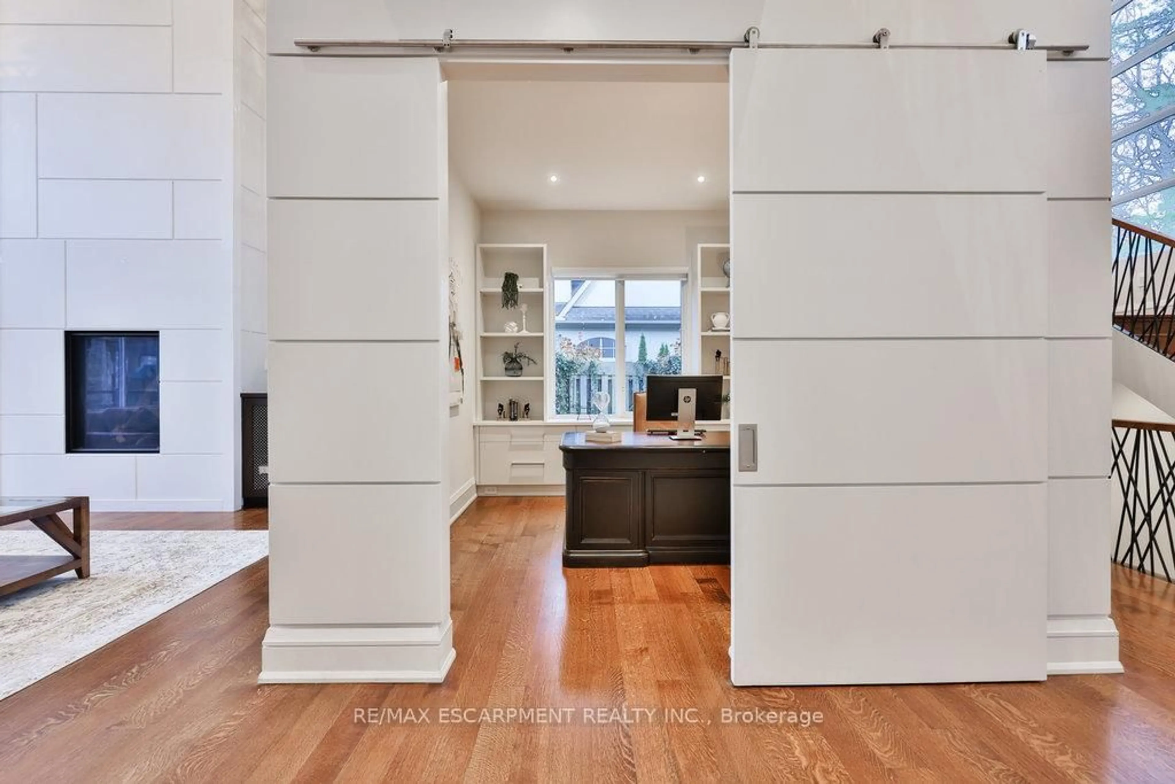 Indoor entryway for 1293 Woodland Ave, Mississauga Ontario L5G 2Y1