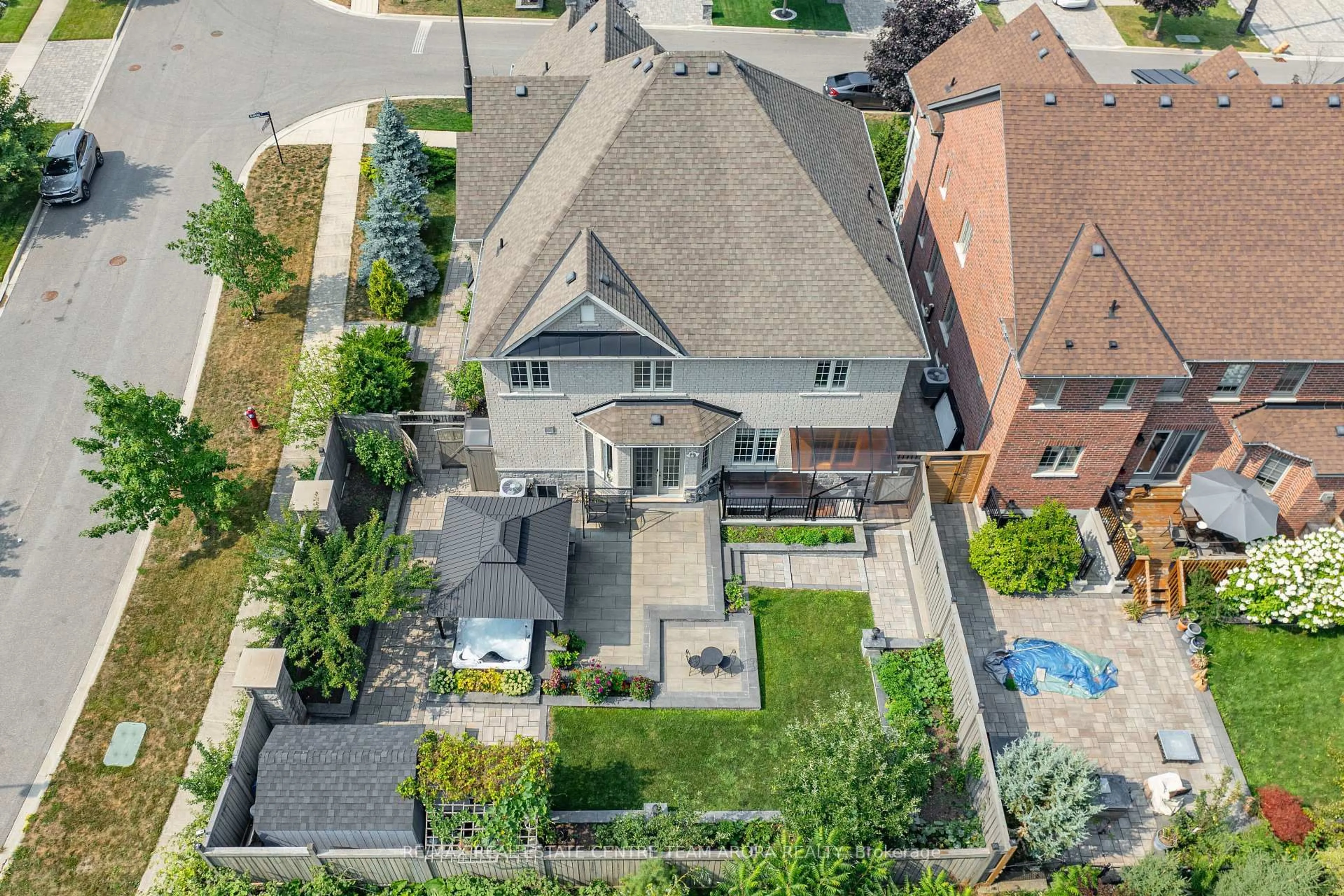 A pic from outside/outdoor area/front of a property/back of a property/a pic from drone, street for 1 Alameda St, Brampton Ontario L6Y 2Y6