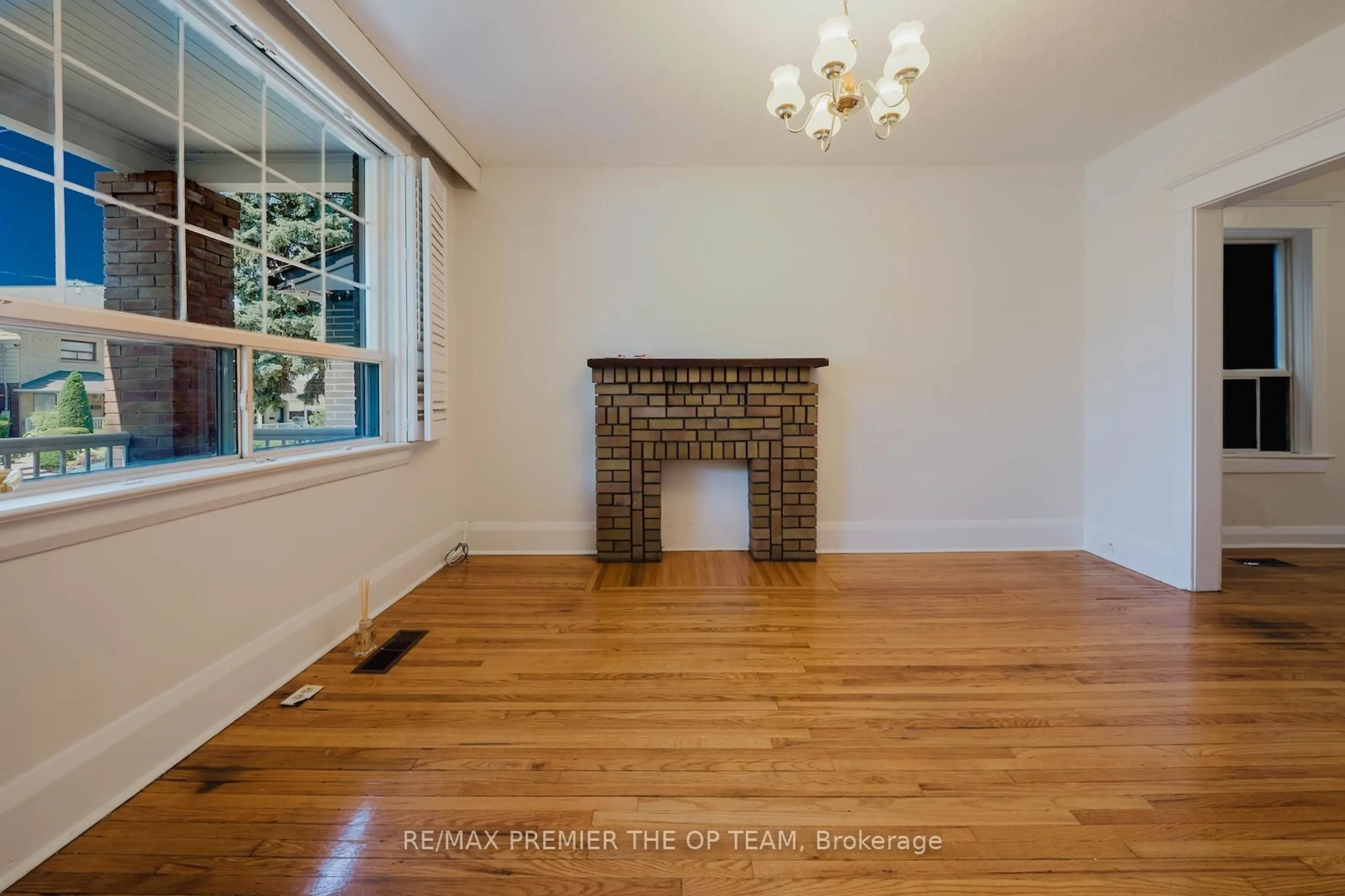 Unknown for 213 Gilbert Ave, Toronto Ontario M6E 4W6
