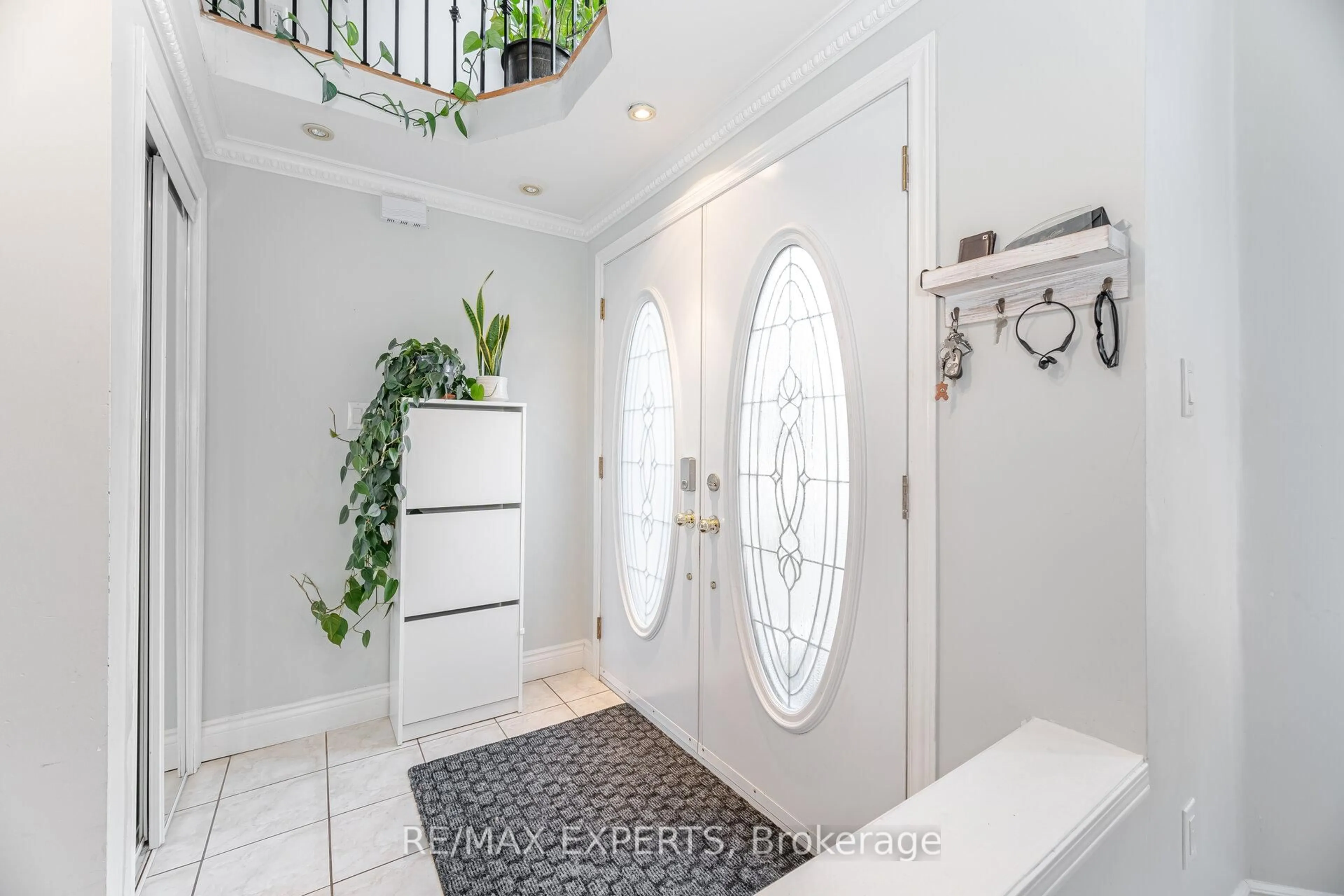 Indoor entryway for 94 Queen Mary Dr, Brampton Ontario L7A 2K7