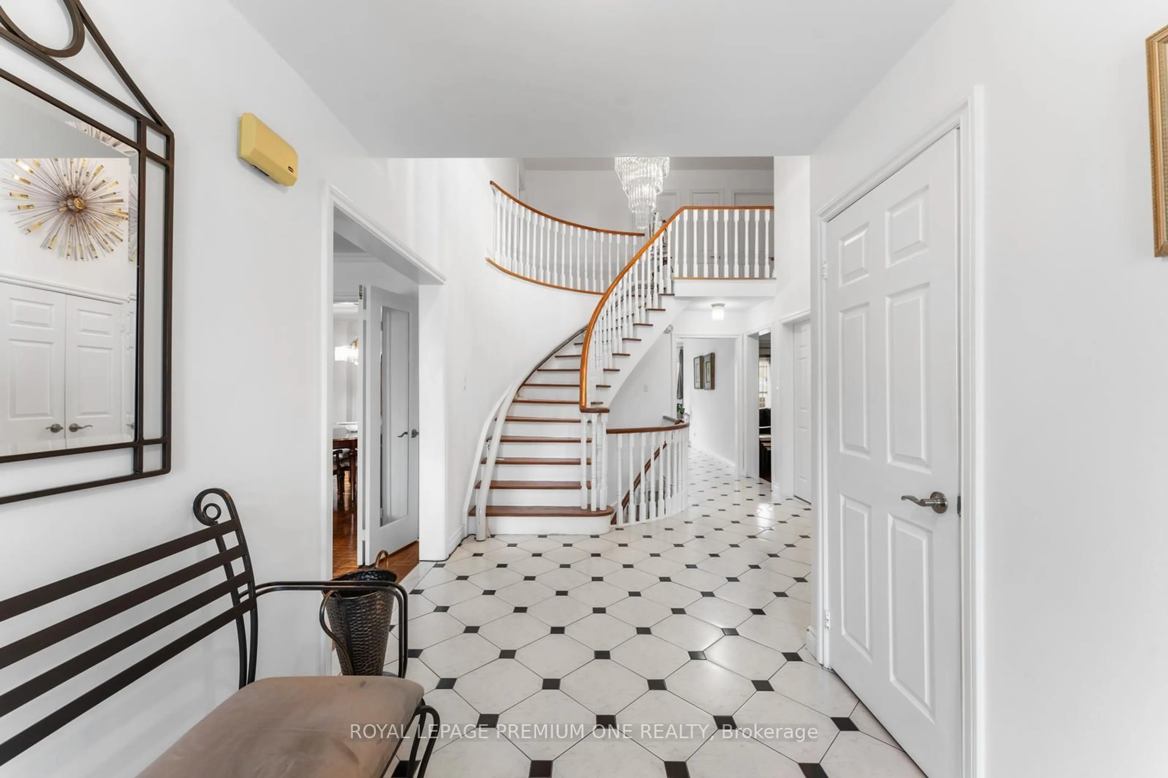 Indoor foyer for 14 Bradmore Ave, Toronto Ontario M9M 1J9