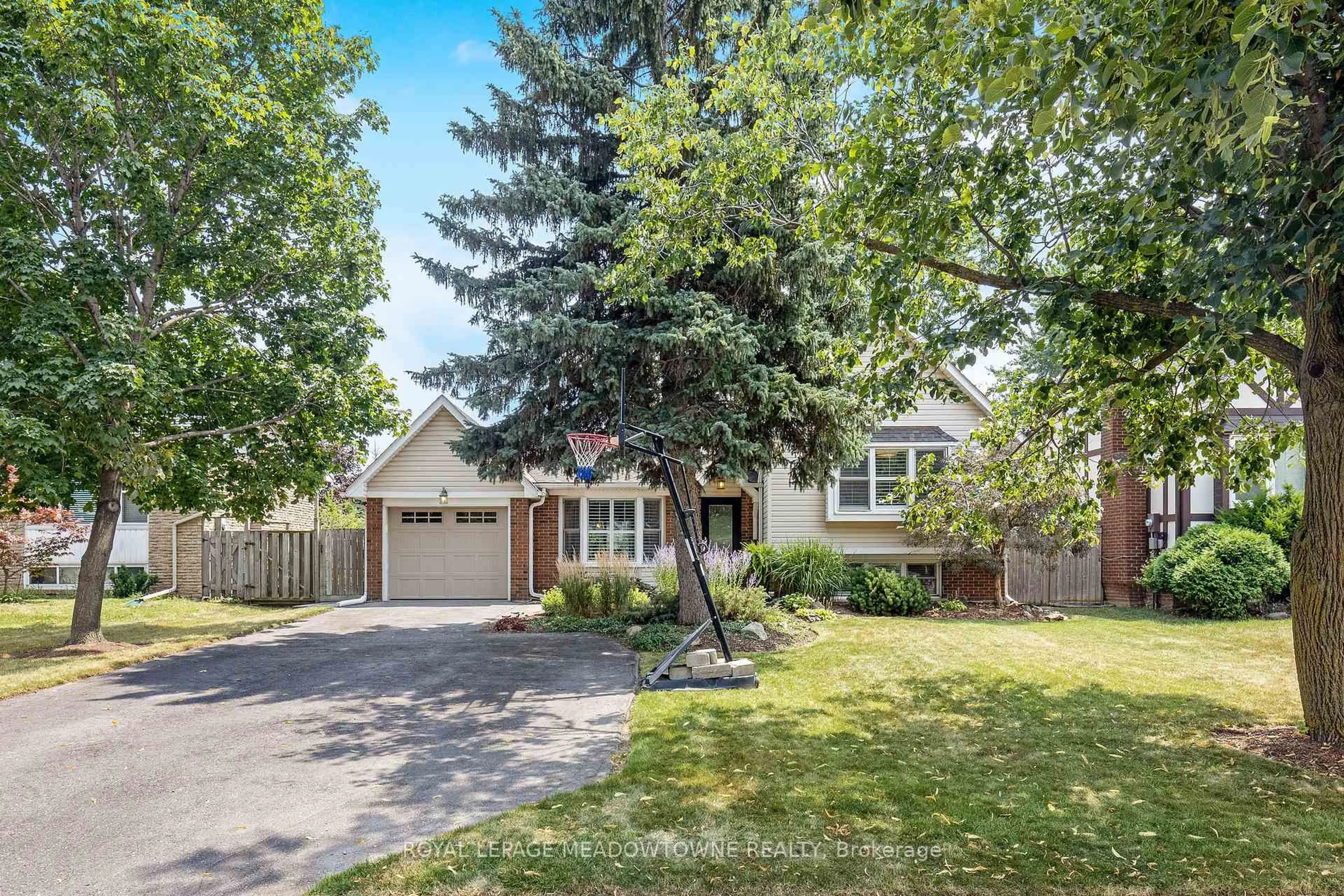 Home with vinyl exterior material, street for 742 Willow Ave, Milton Ontario L9T 3E6