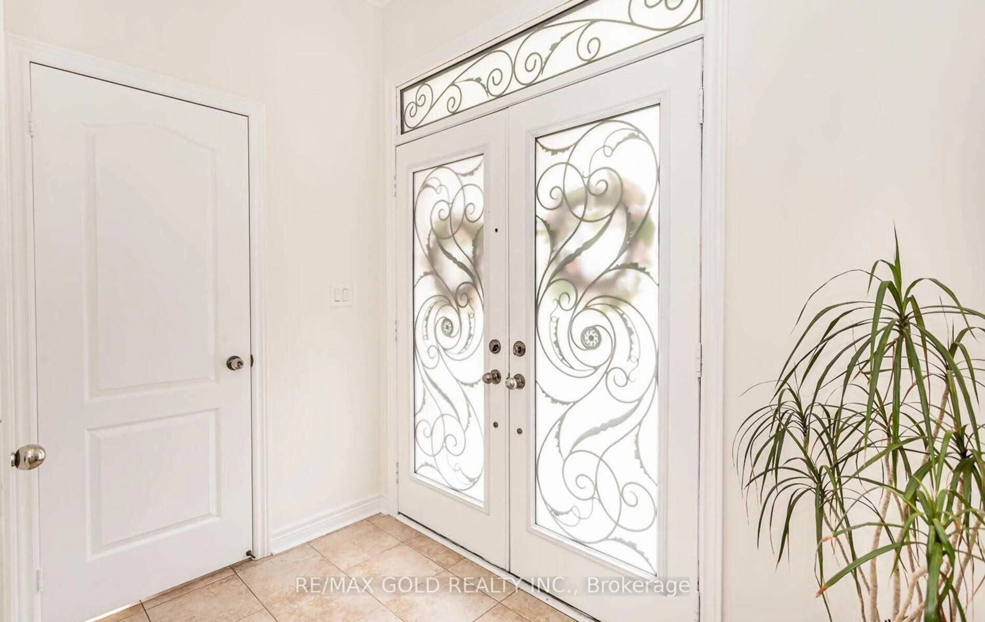 Indoor entryway for 31 Openbay Gdns, Brampton Ontario L6R 0V2