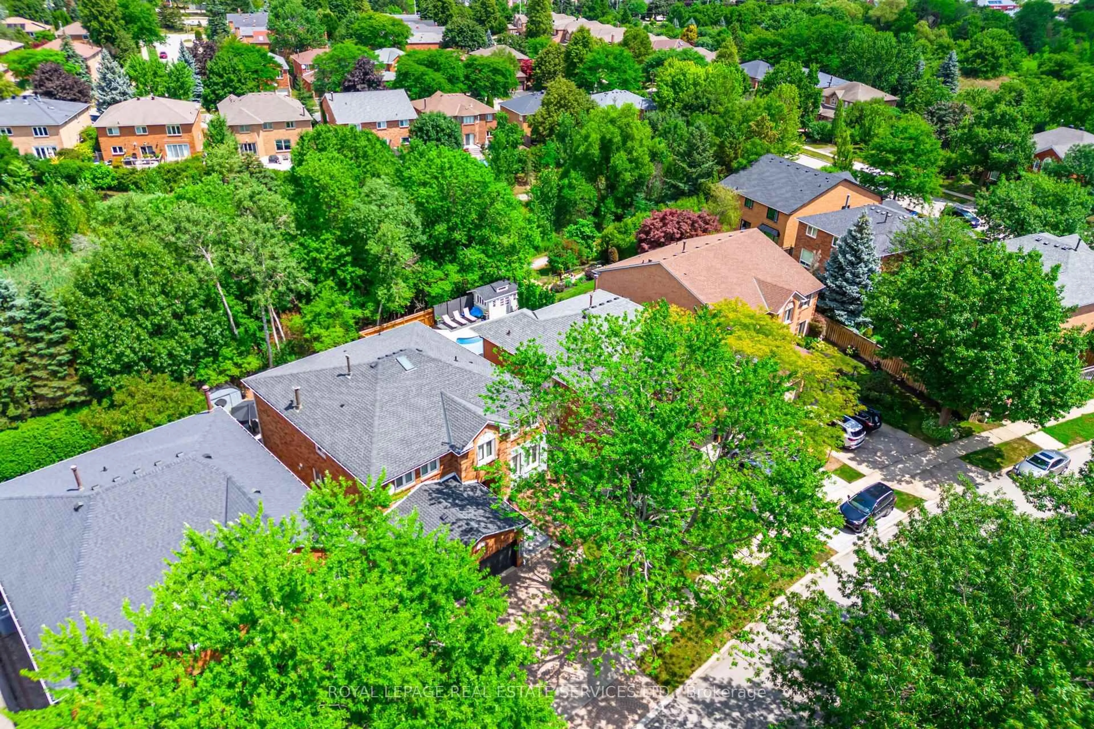 A pic from outside/outdoor area/front of a property/back of a property/a pic from drone, street for 1173 Bowman Dr, Oakville Ontario L6M 2S9
