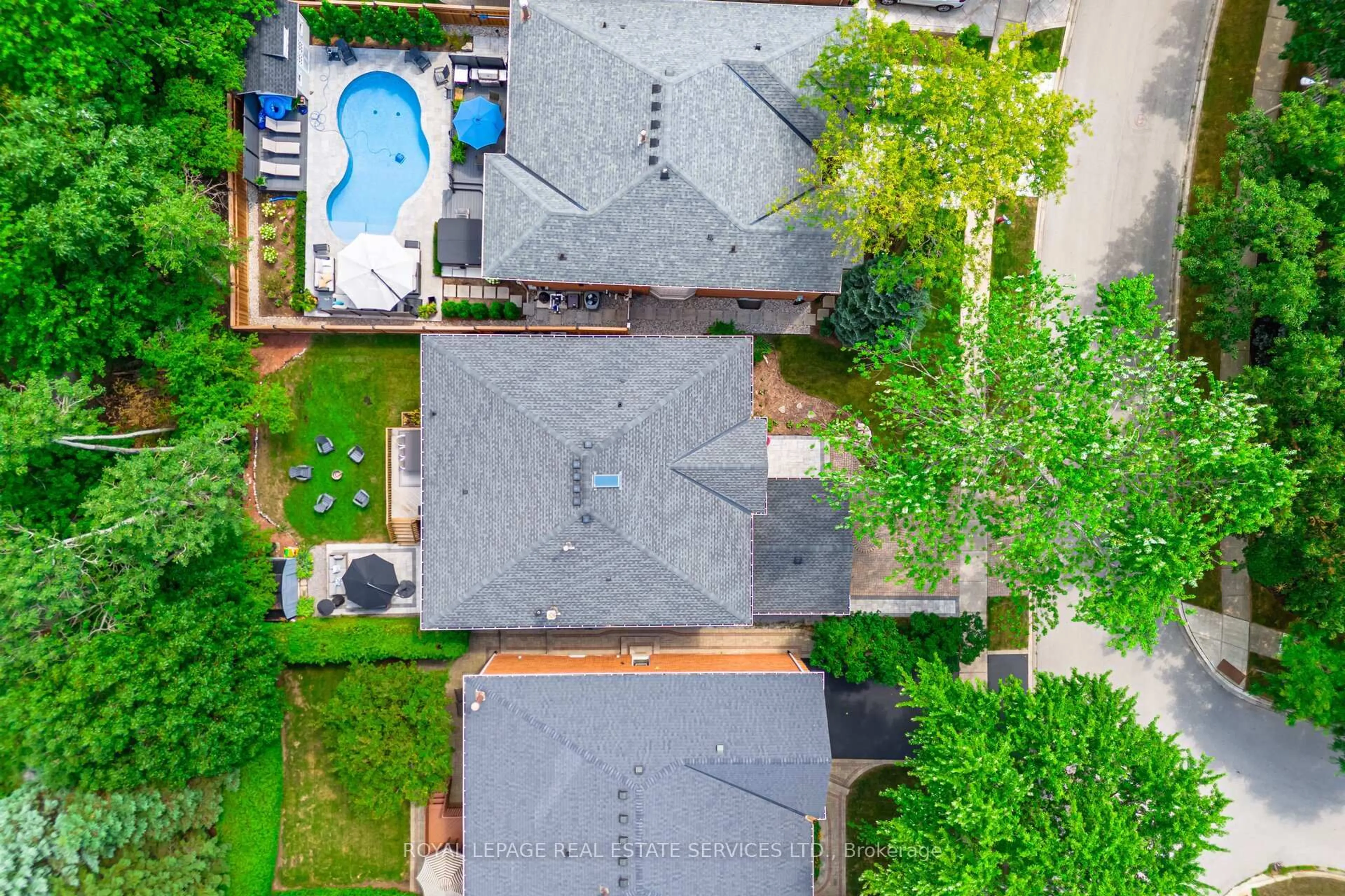 A pic from outside/outdoor area/front of a property/back of a property/a pic from drone, street for 1173 Bowman Dr, Oakville Ontario L6M 2S9