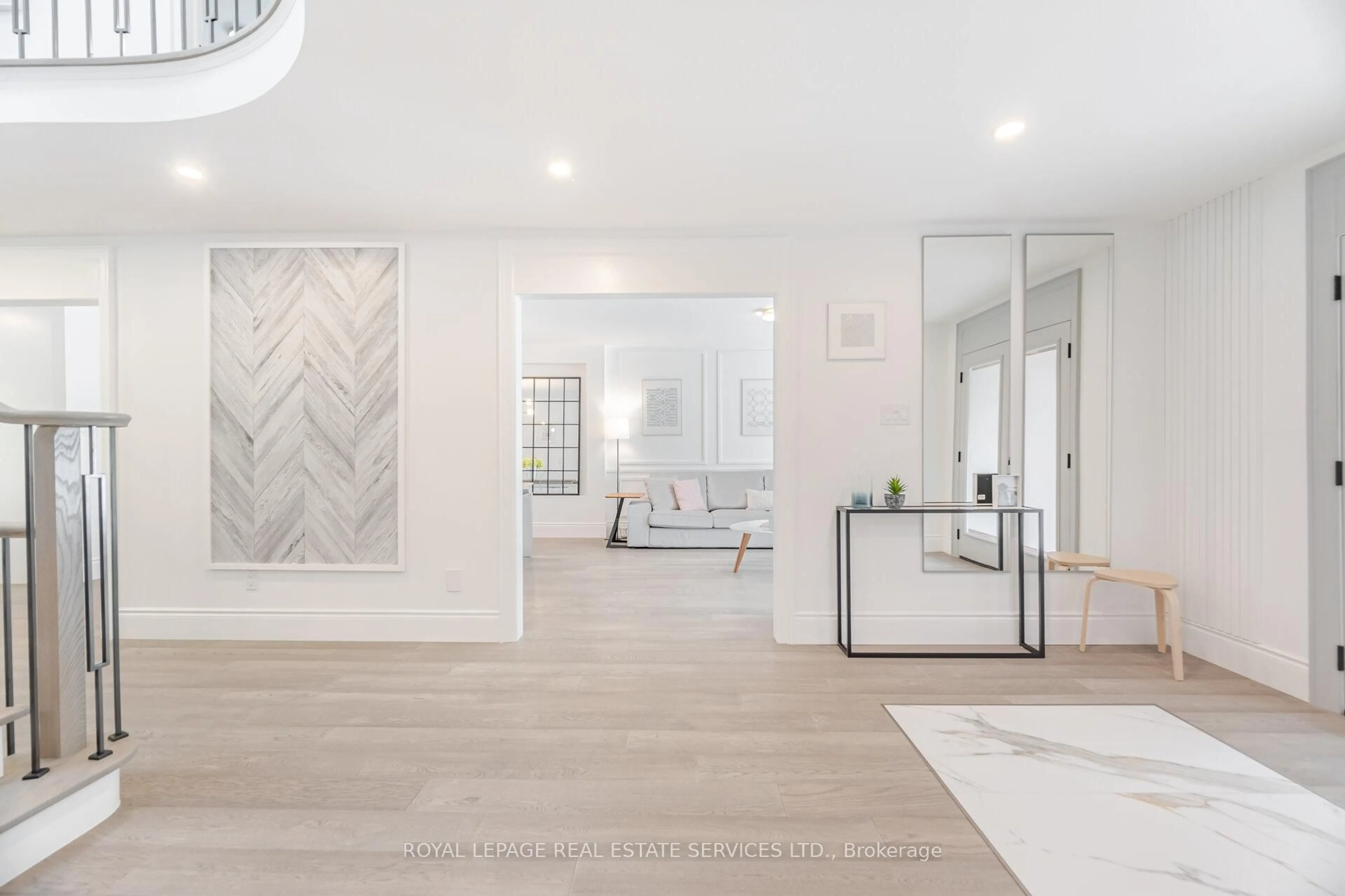 Indoor entryway for 1173 Bowman Dr, Oakville Ontario L6M 2S9