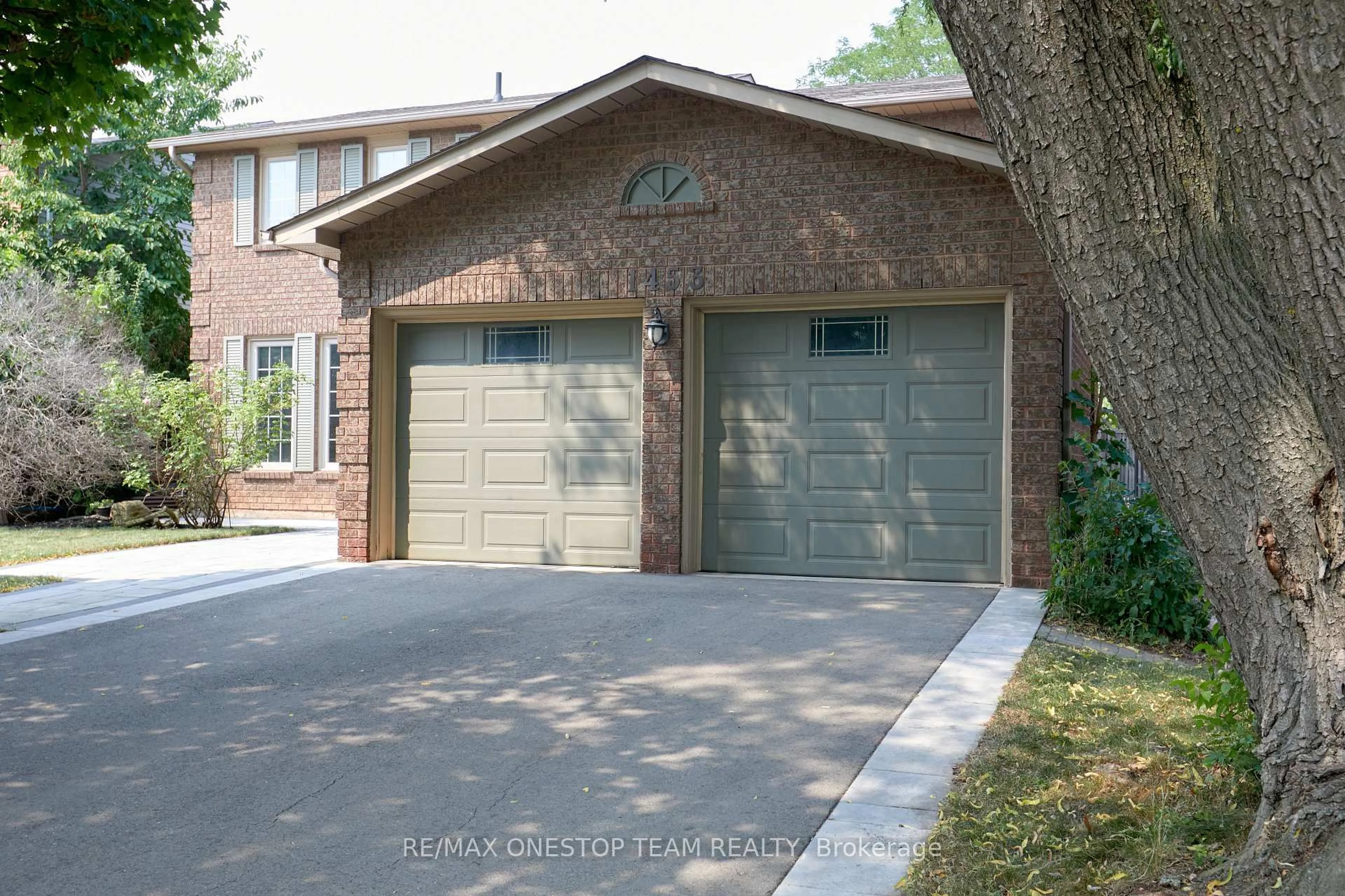 Home with brick exterior material, street for 1453 Thistledown Rd, Oakville Ontario L6M 1Z1
