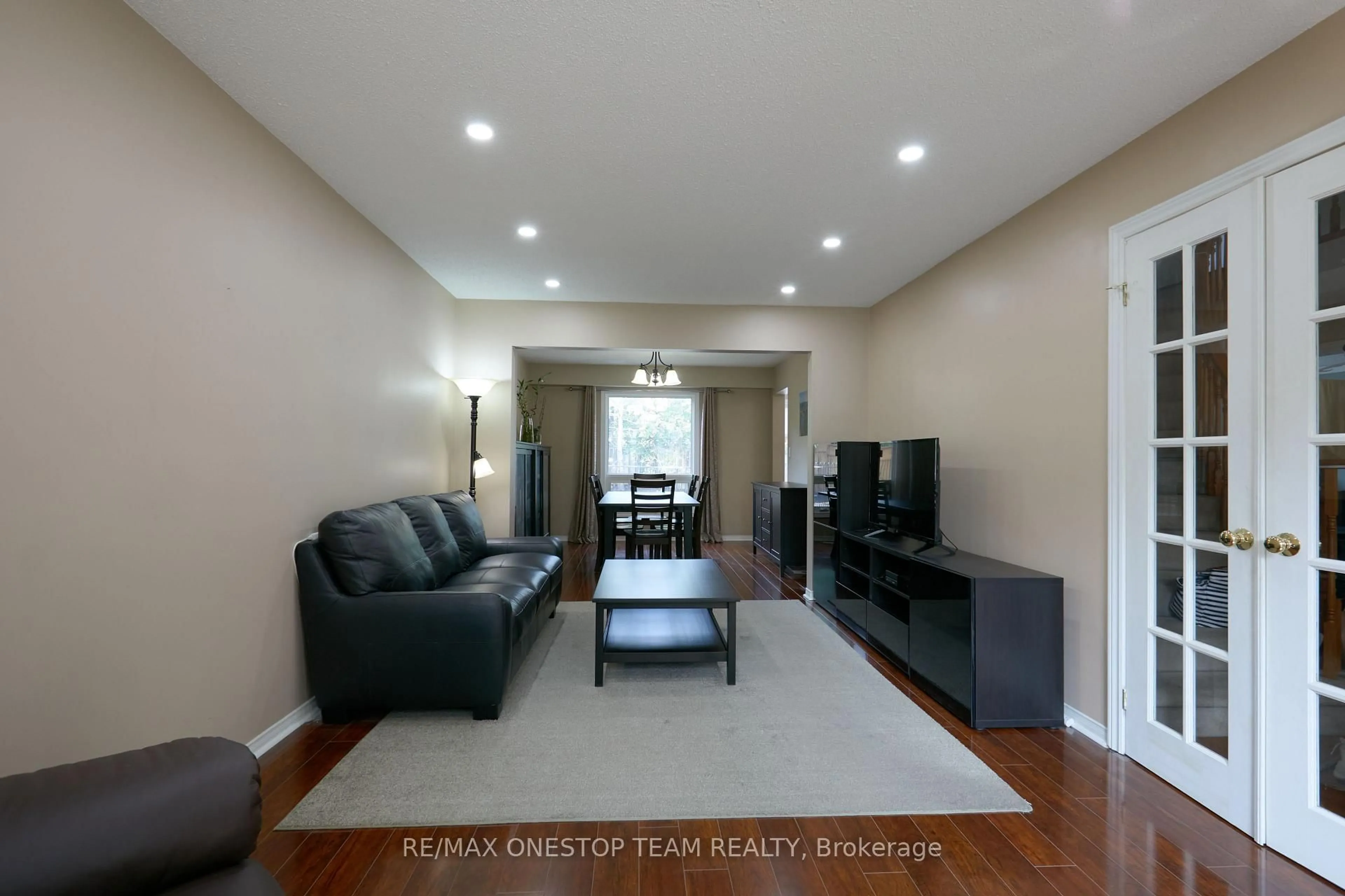 Living room with furniture, unknown for 1453 Thistledown Rd, Oakville Ontario L6M 1Z1
