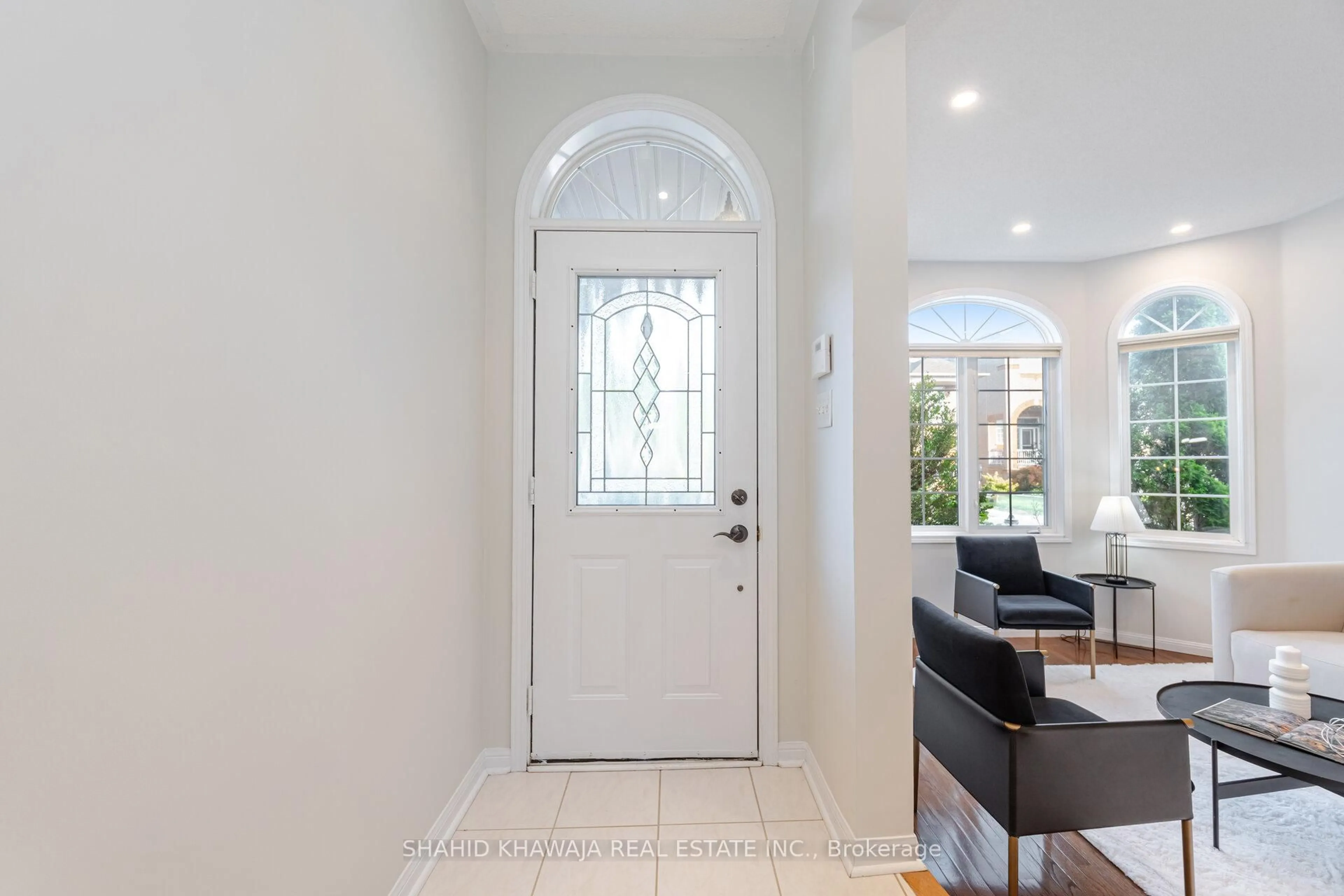 Indoor entryway for 3807 Deepwood Hts, Mississauga Ontario L5M 6M6