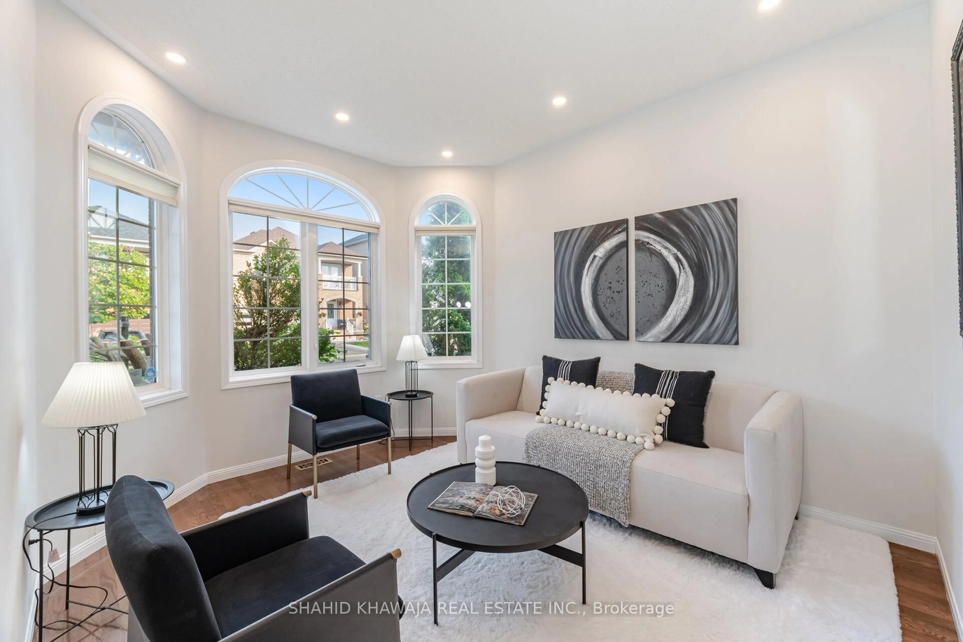 Living room with furniture, ceramic/tile floor for 3807 Deepwood Hts, Mississauga Ontario L5M 6M6