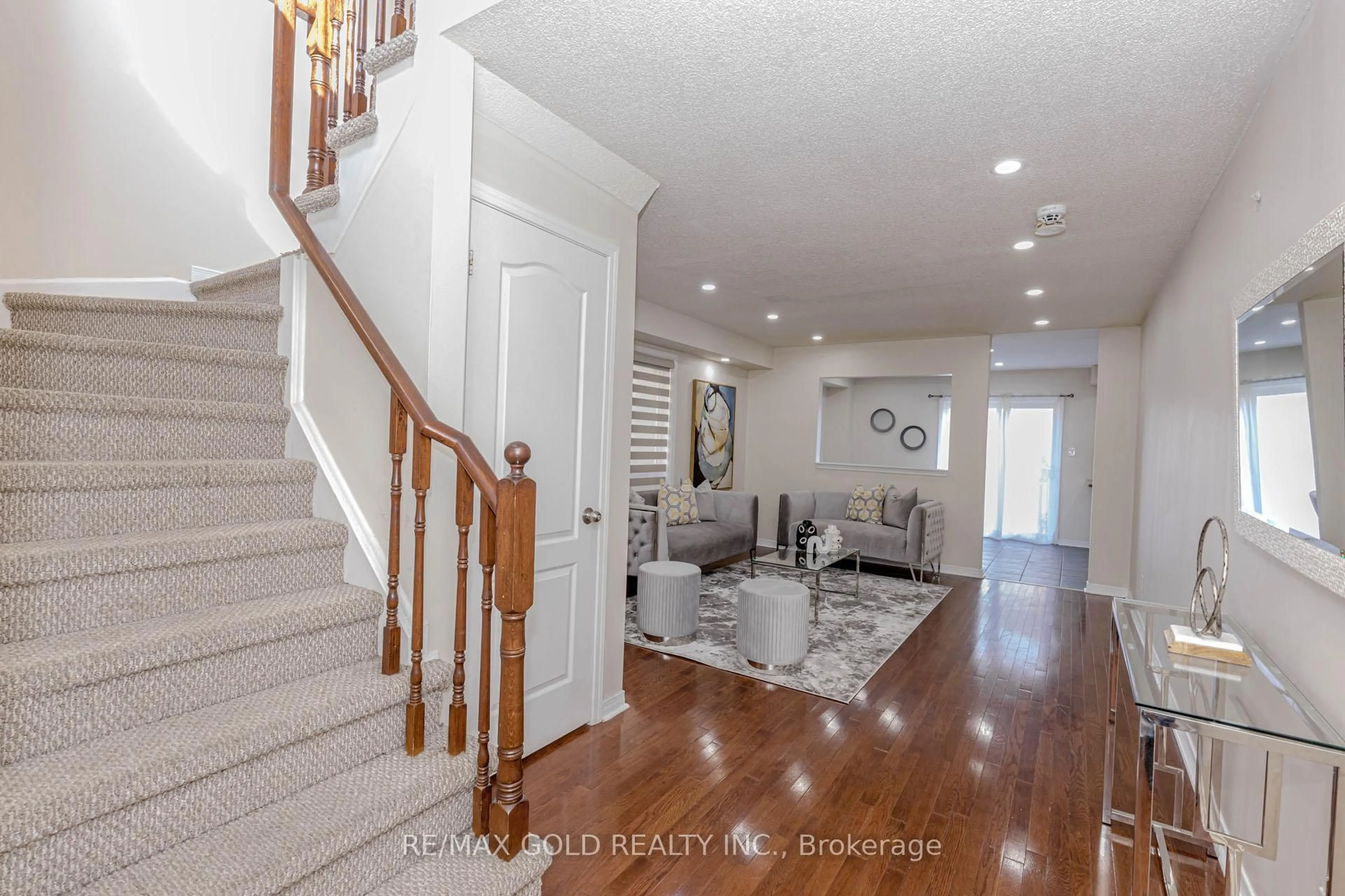 Indoor entryway for 90 Tideland Dr, Brampton Ontario L7A 2V8