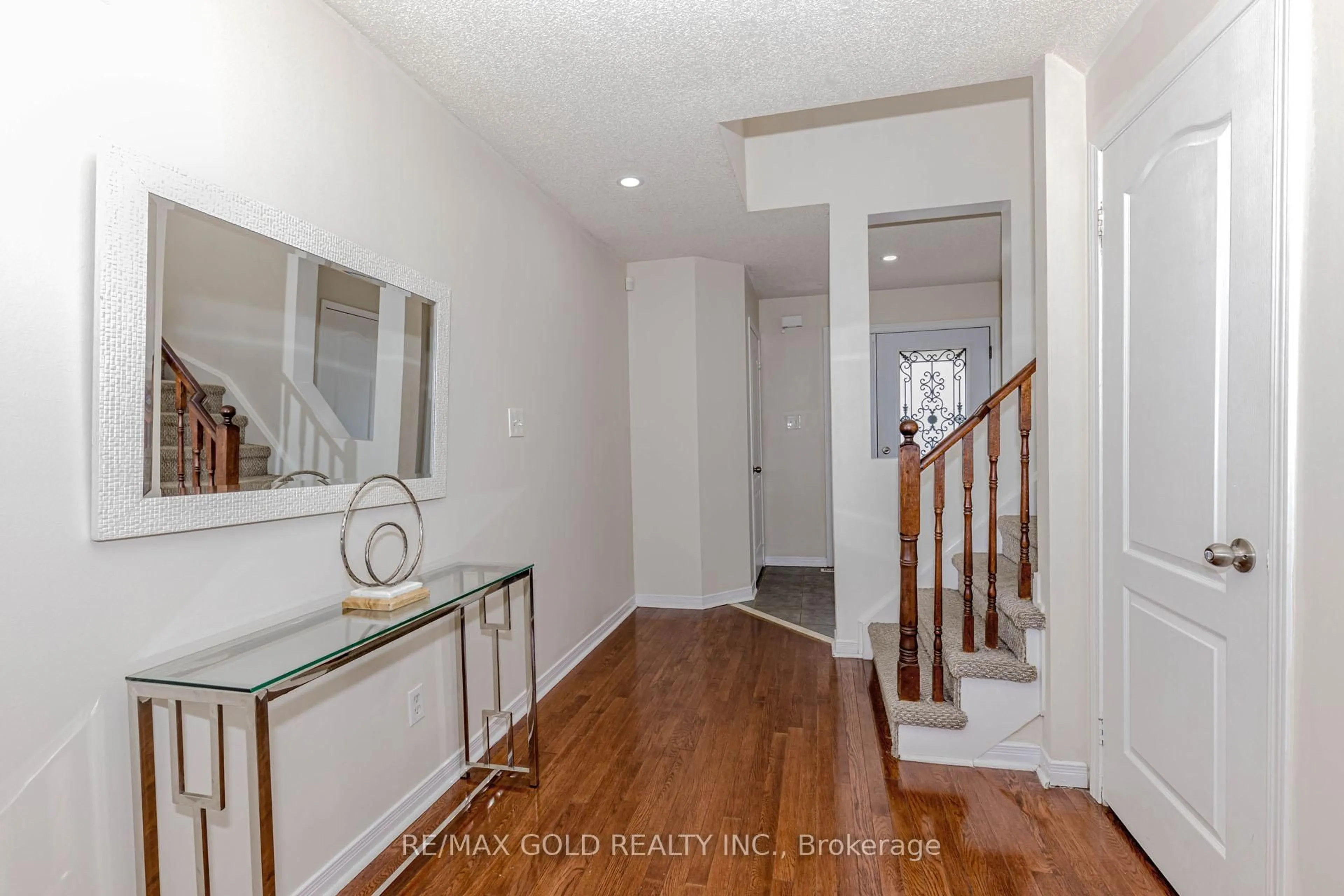 Indoor entryway for 90 Tideland Dr, Brampton Ontario L7A 2V8
