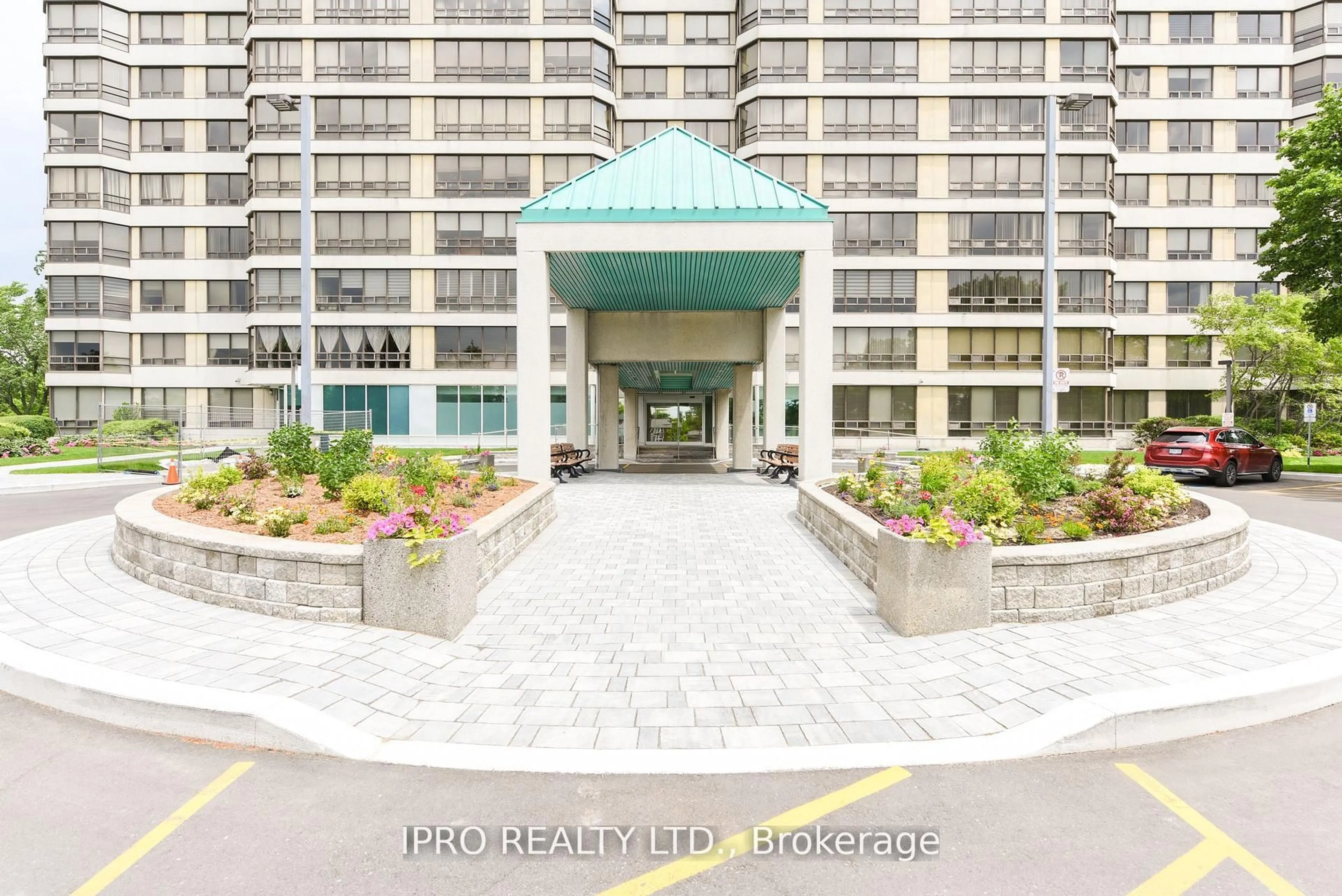 Indoor foyer for 330 Mill St #1108, Brampton Ontario L6Y 3V3