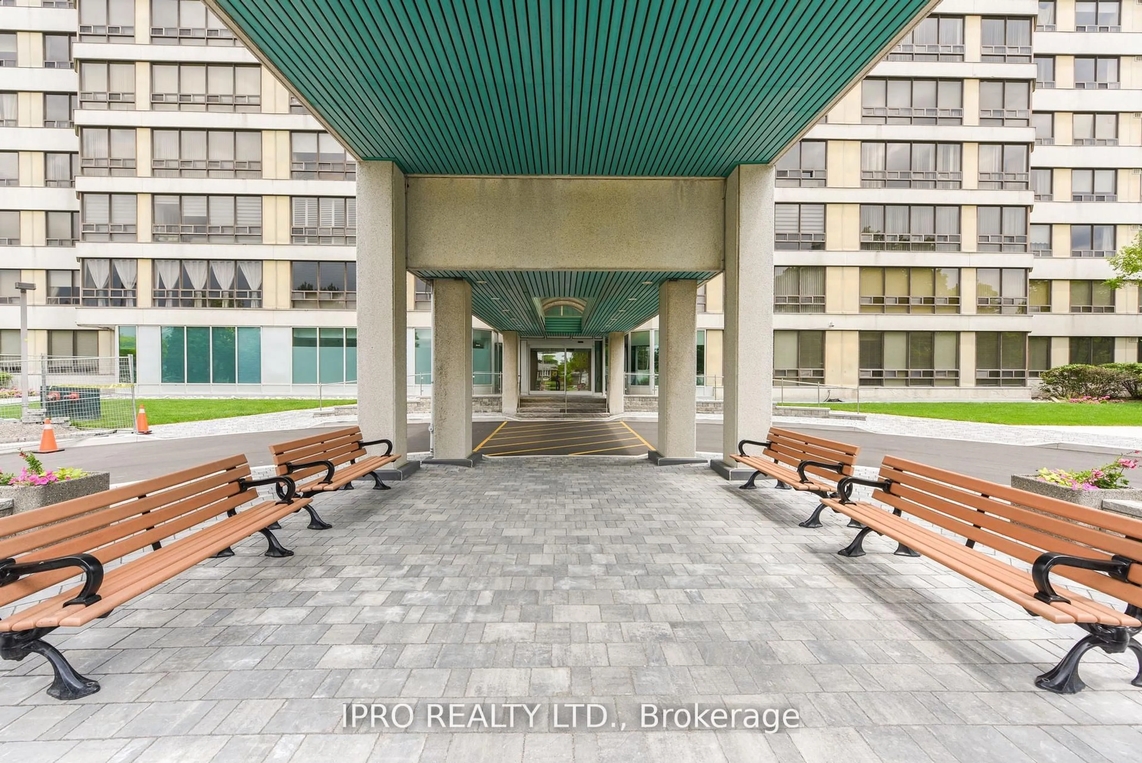 Patio, building for 330 Mill St #1108, Brampton Ontario L6Y 3V3