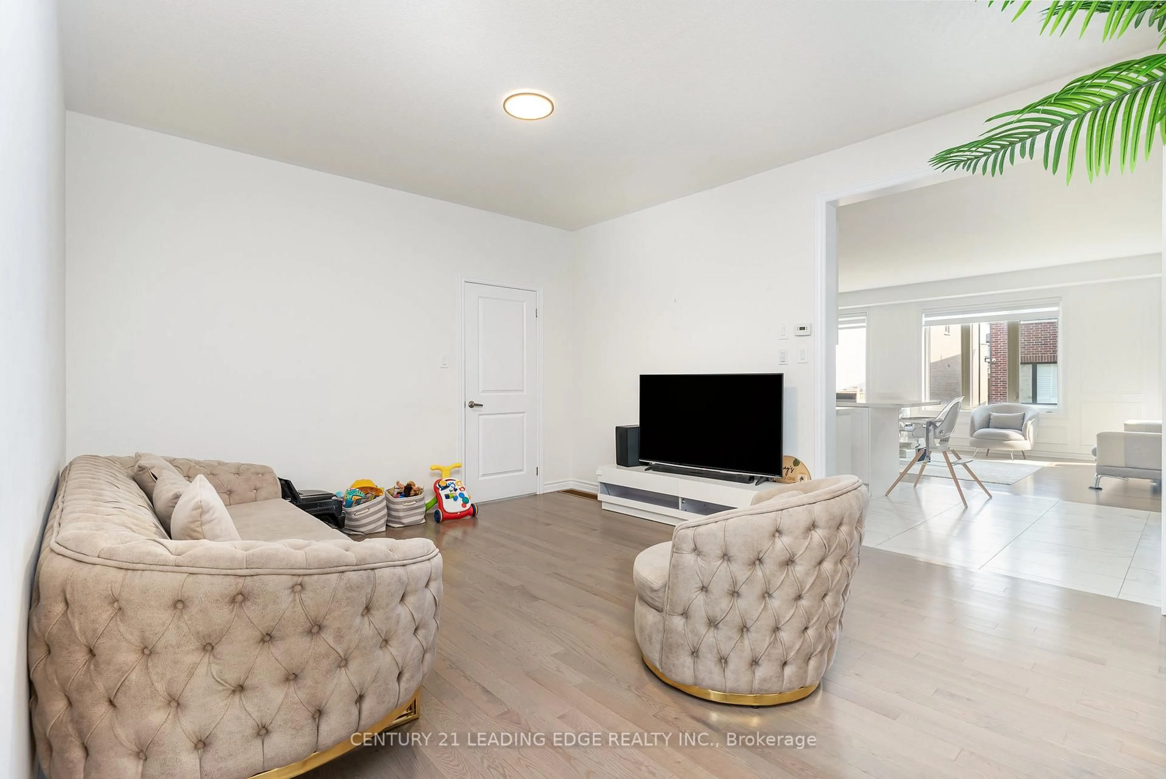 Living room with furniture, unknown for 35 Petch Ave, Caledon Ontario L7C 4J7