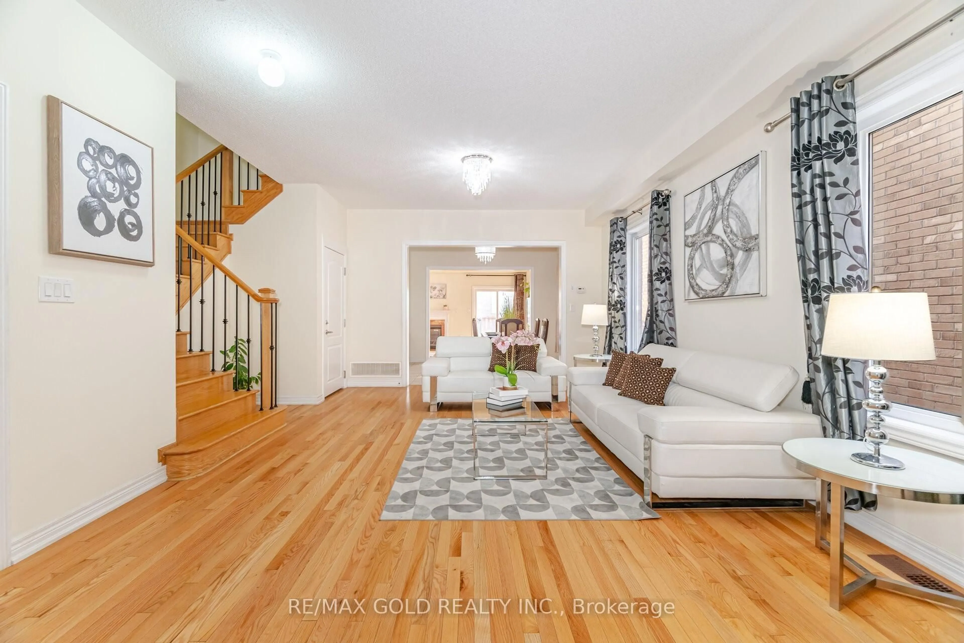 Indoor entryway for 8 Washburn Rd, Brampton Ontario L6P 3V7