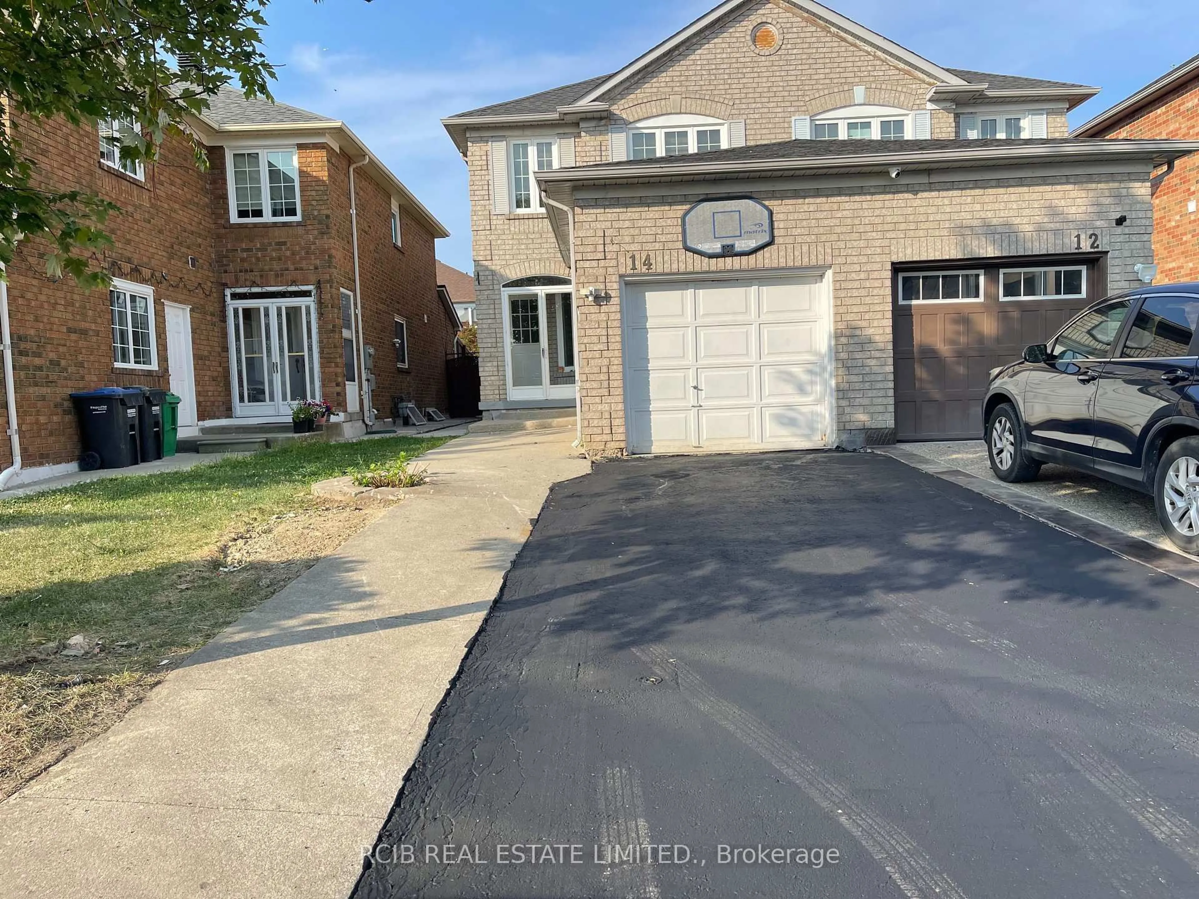 A pic from outside/outdoor area/front of a property/back of a property/a pic from drone, street for 14 Dusty Star Rd, Brampton Ontario L6R 1Y5