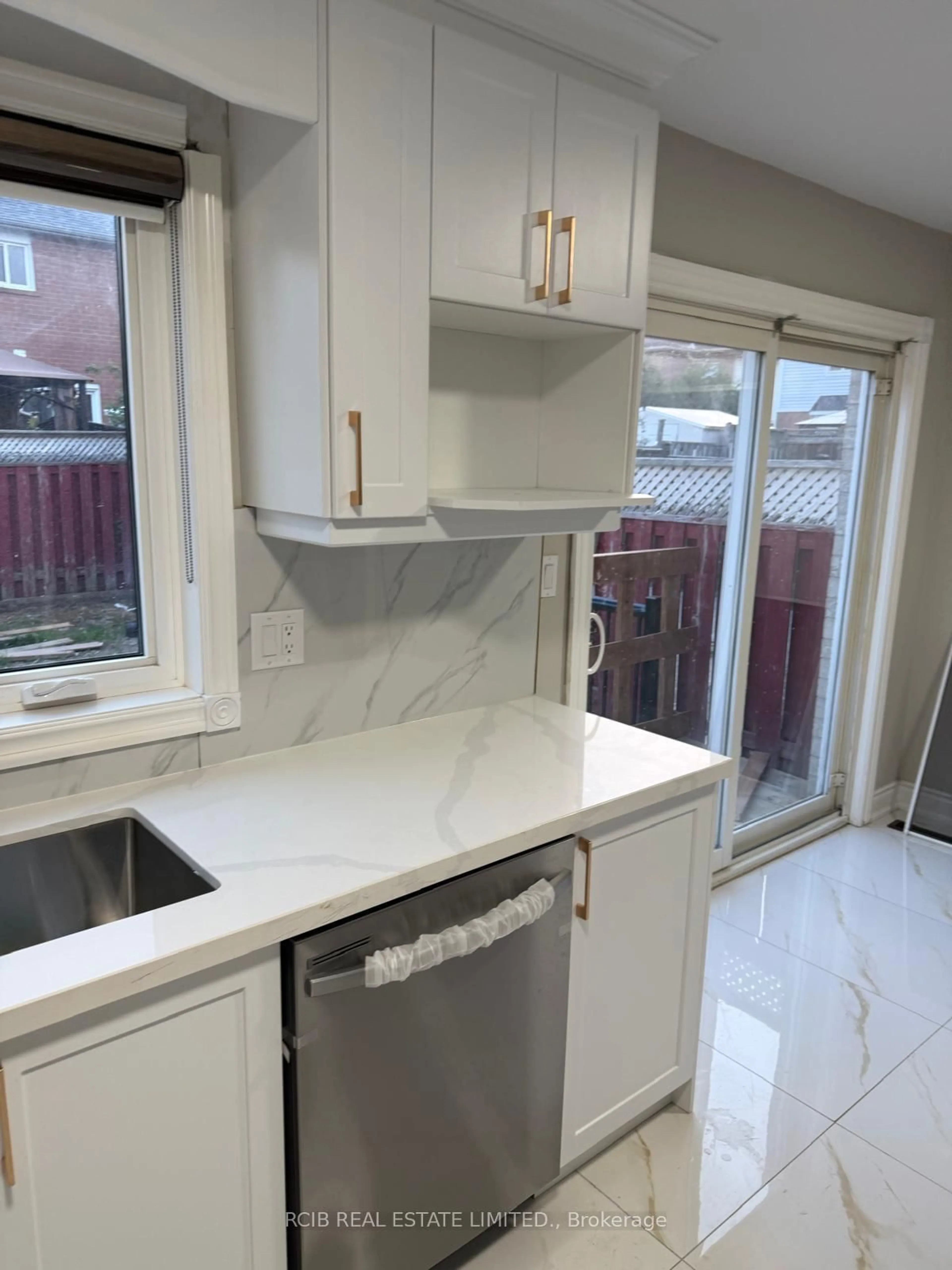 Standard kitchen, ceramic/tile floor for 14 Dusty Star Rd, Brampton Ontario L6R 1Y5