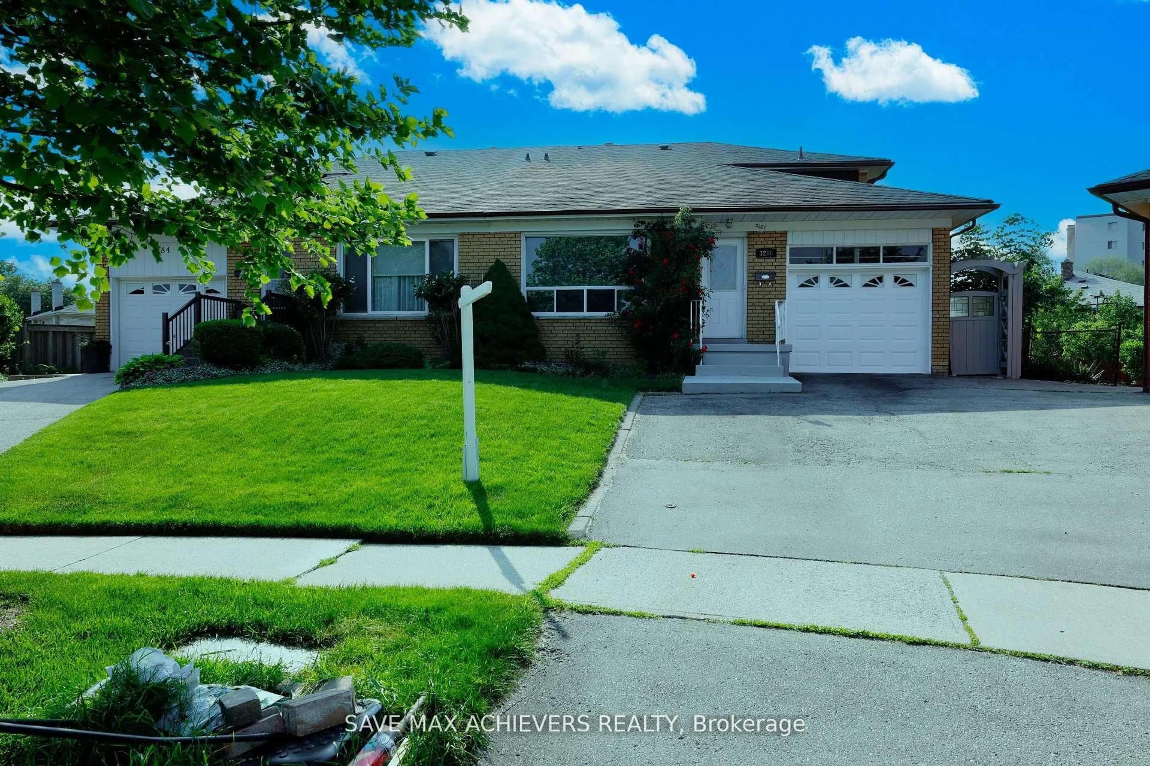 Home with vinyl exterior material, street for 3286 Marlene Crt, Mississauga Ontario L4X 2N5