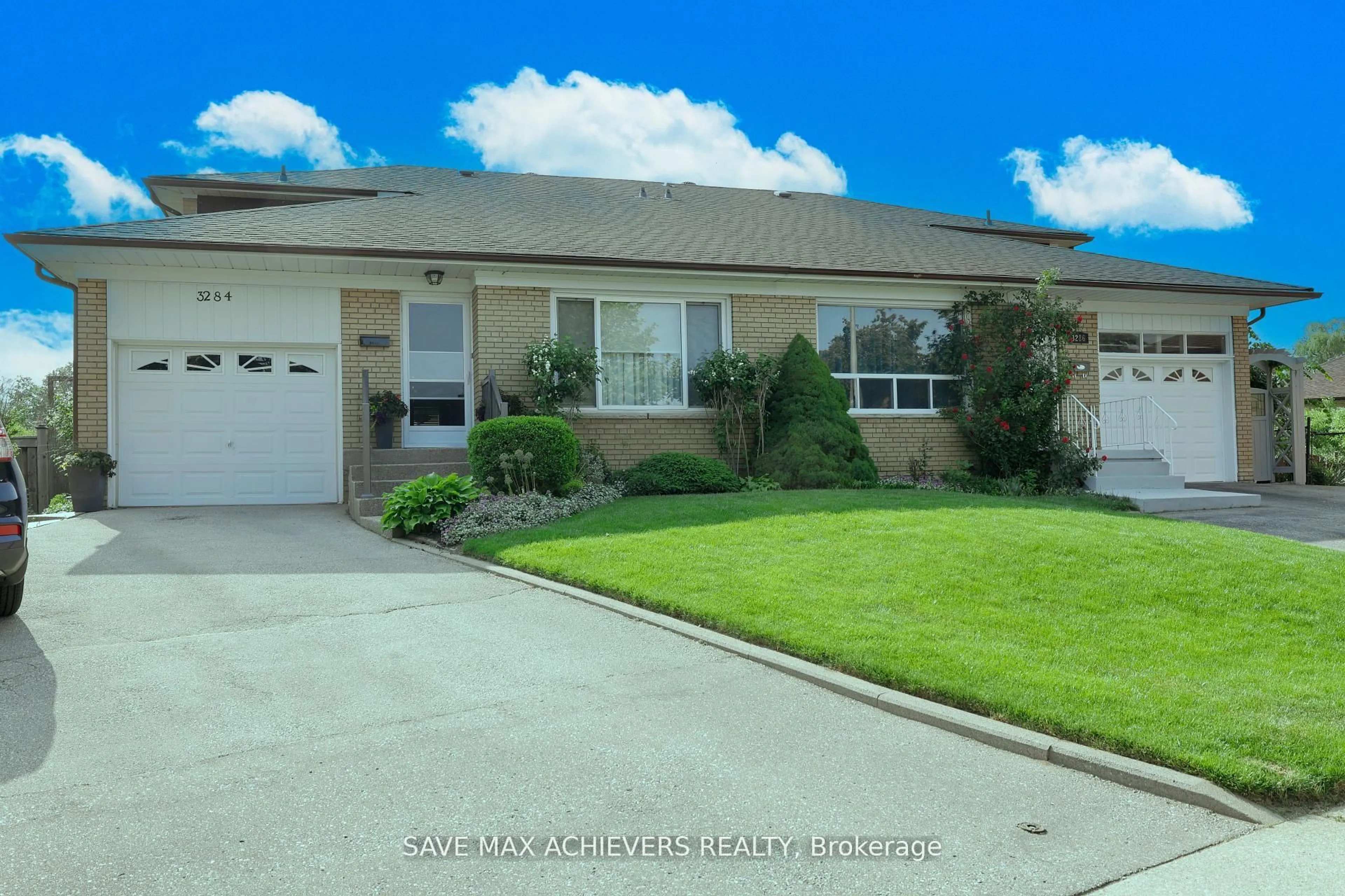 Home with vinyl exterior material, street for 3286 Marlene Crt, Mississauga Ontario L4X 2N5