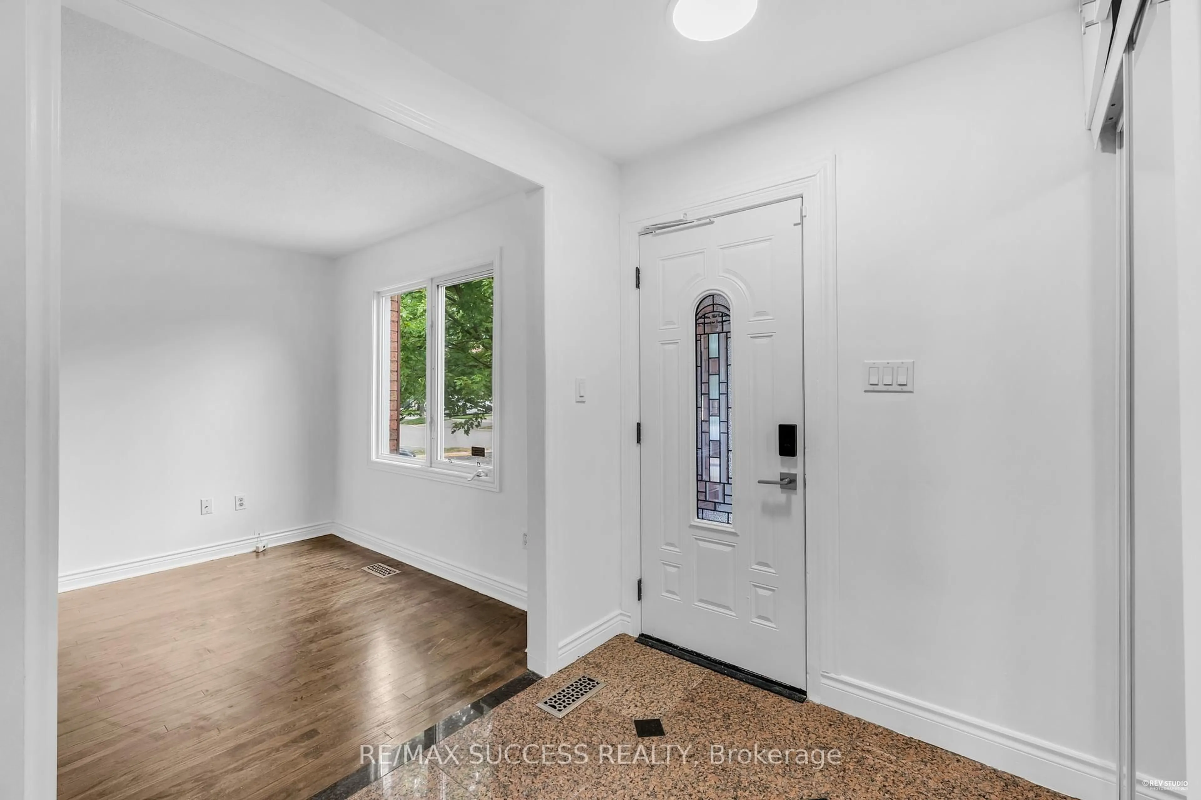 Indoor entryway for 3224 Turnstone Cres, Mississauga Ontario L5L 5L4