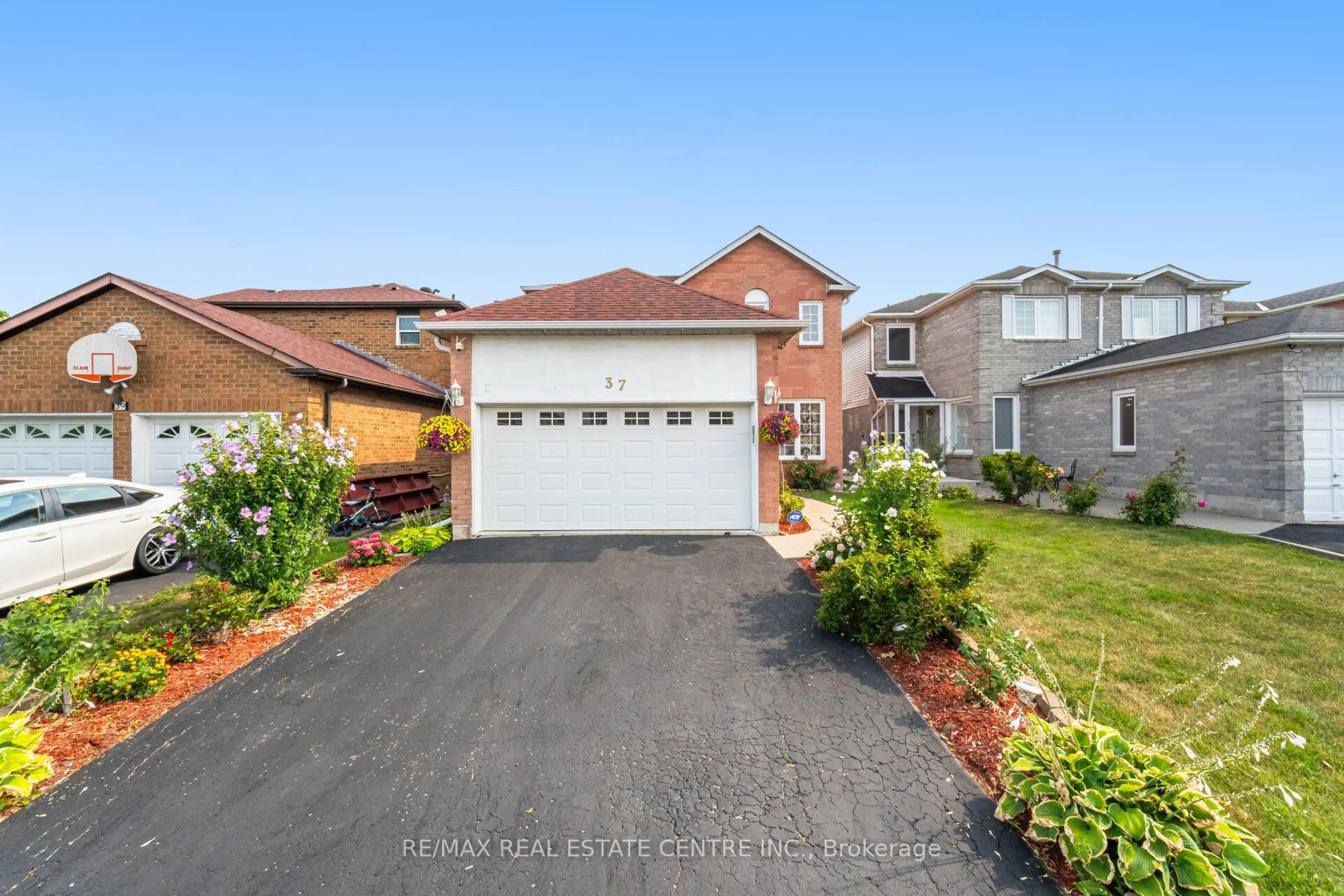 A pic from outside/outdoor area/front of a property/back of a property/a pic from drone, street for 37 Ravenswood Dr, Brampton Ontario L6Y 3Y8