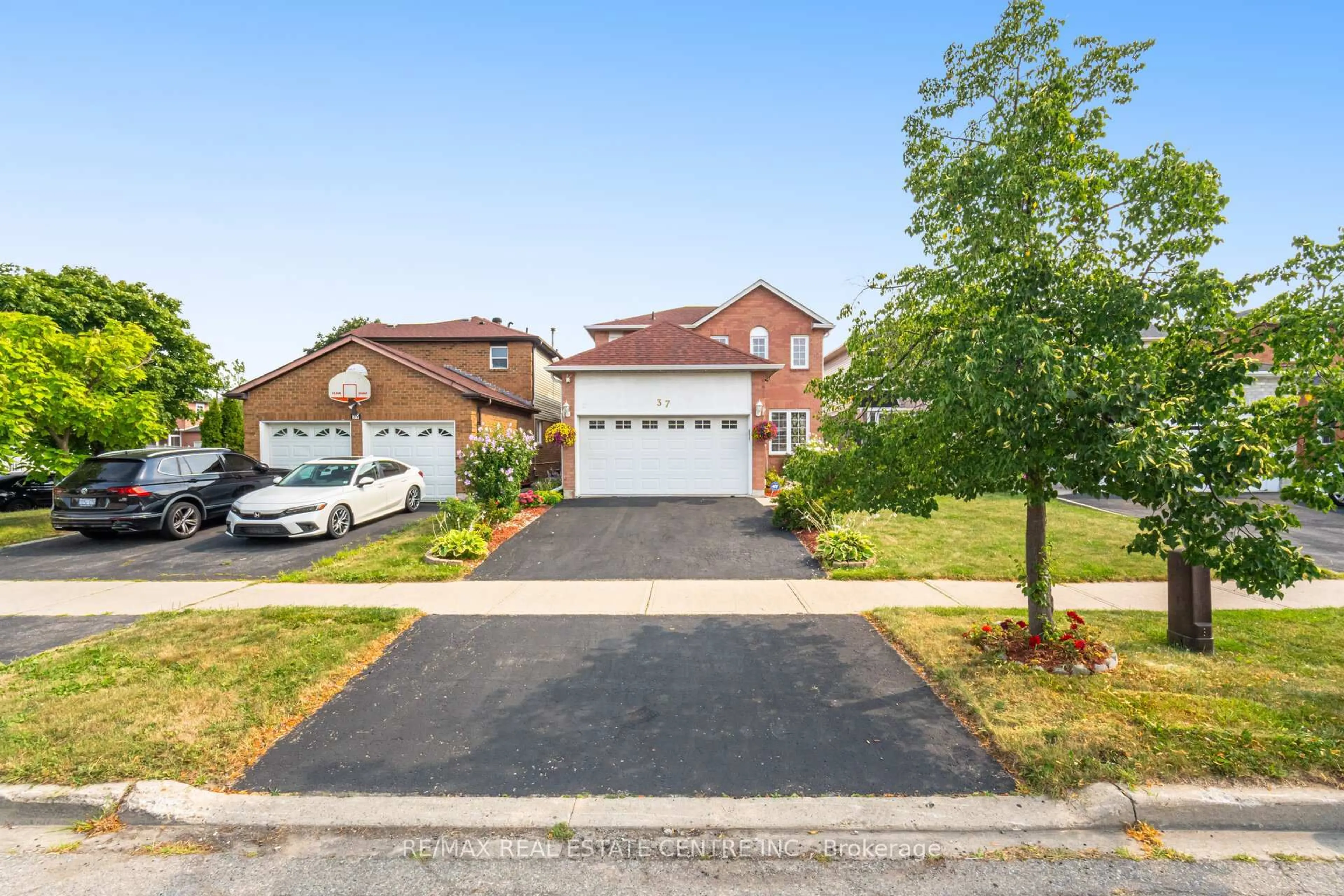 A pic from outside/outdoor area/front of a property/back of a property/a pic from drone, street for 37 Ravenswood Dr, Brampton Ontario L6Y 3Y8