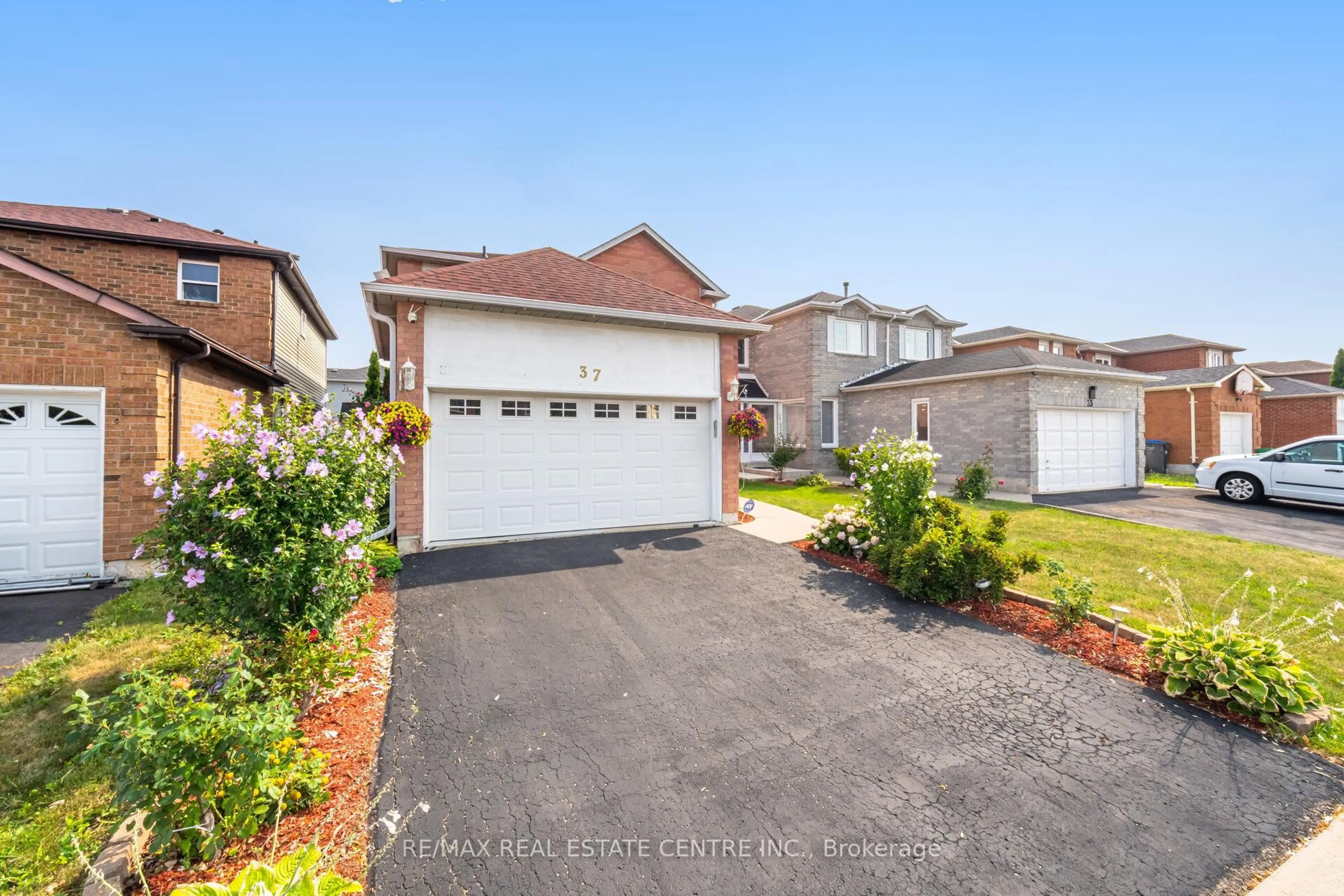 A pic from outside/outdoor area/front of a property/back of a property/a pic from drone, street for 37 Ravenswood Dr, Brampton Ontario L6Y 3Y8