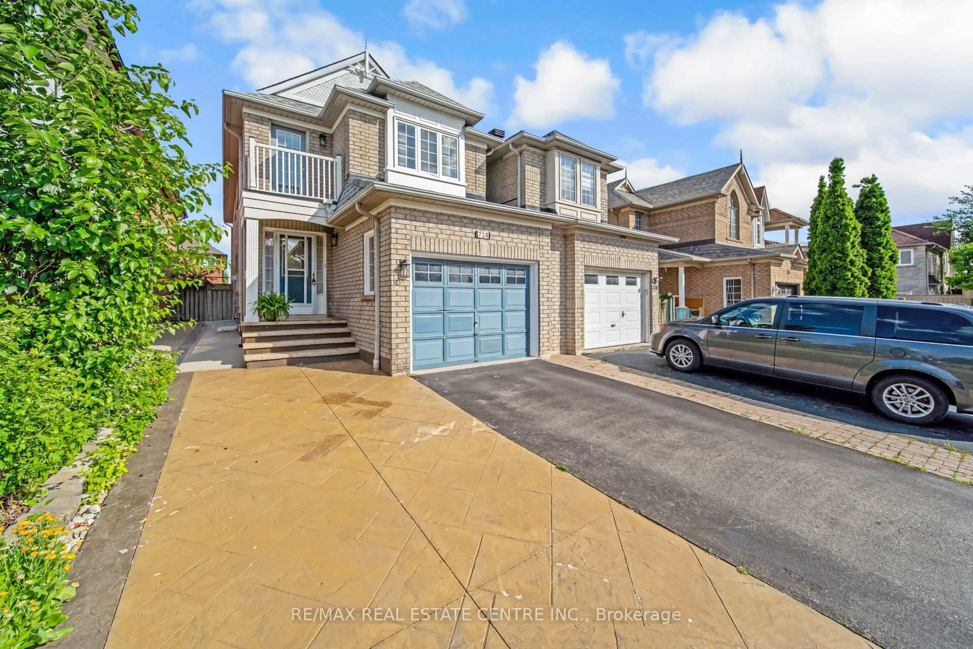 A pic from outside/outdoor area/front of a property/back of a property/a pic from drone, street for 728 Spanish Moss Tr, Mississauga Ontario L5W 1E6