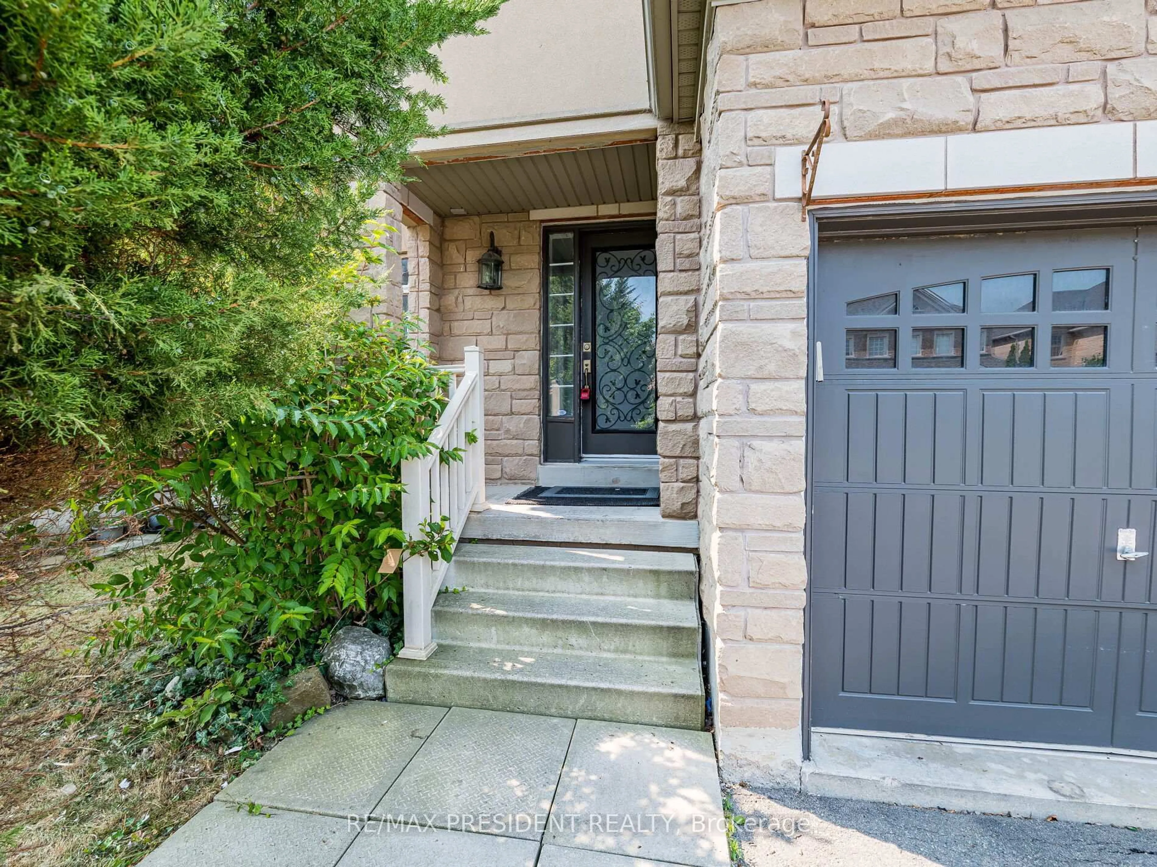 Indoor entryway for 20 Monabelle Cres, Brampton Ontario L6P 1W5
