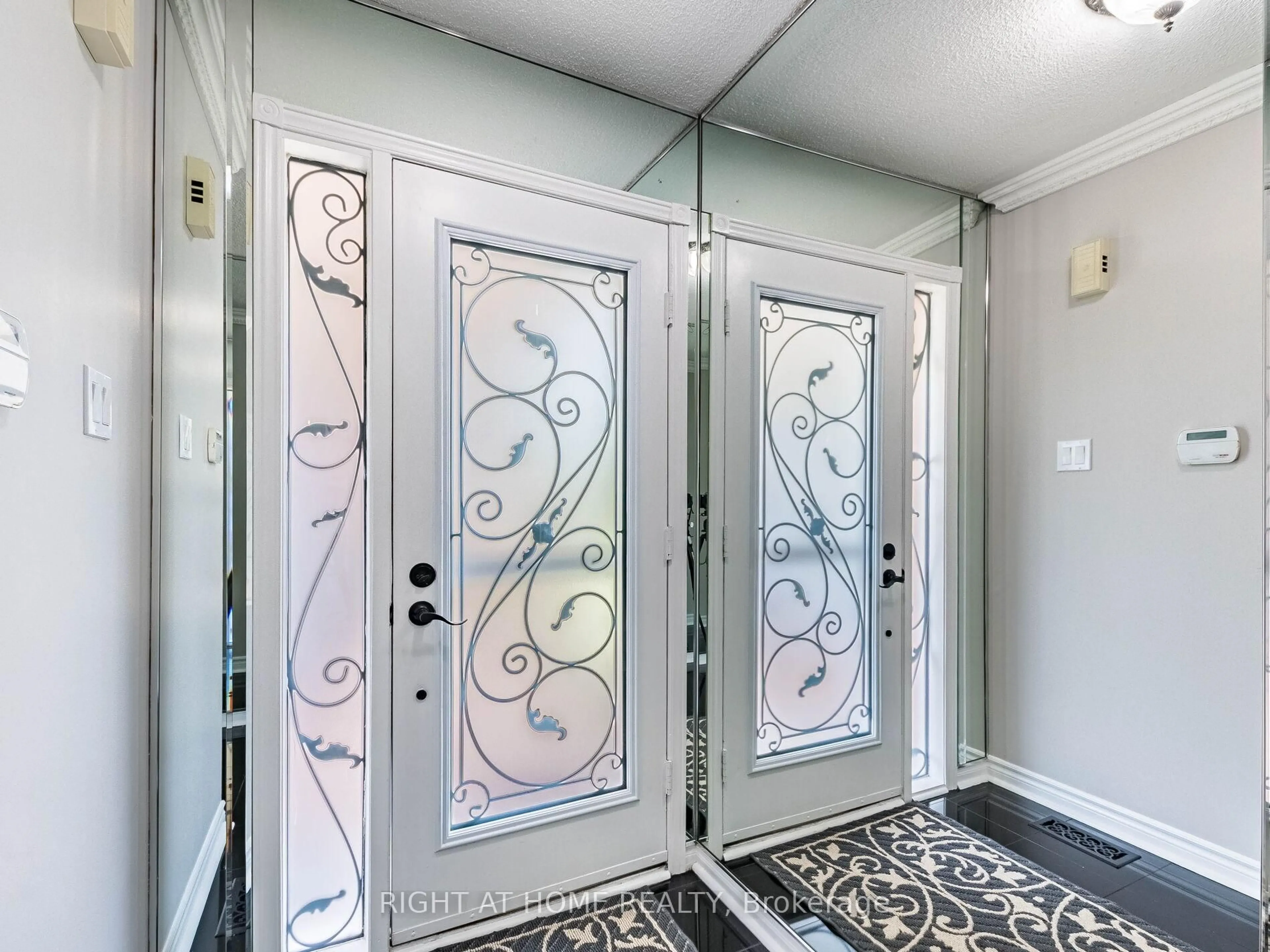 Indoor entryway for 3306 Columbine Cres, Mississauga Ontario L5N 6A8