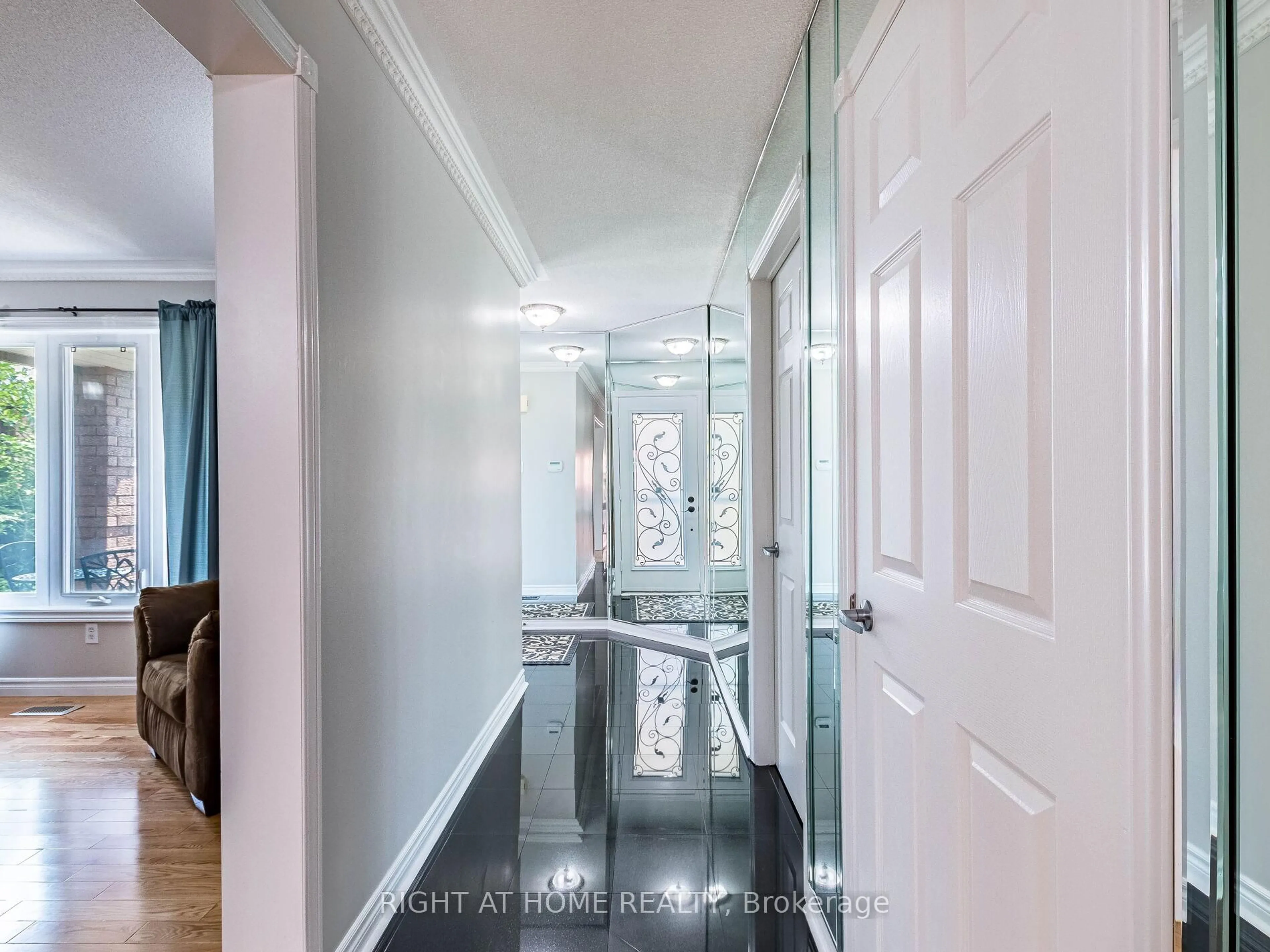 Indoor entryway for 3306 Columbine Cres, Mississauga Ontario L5N 6A8