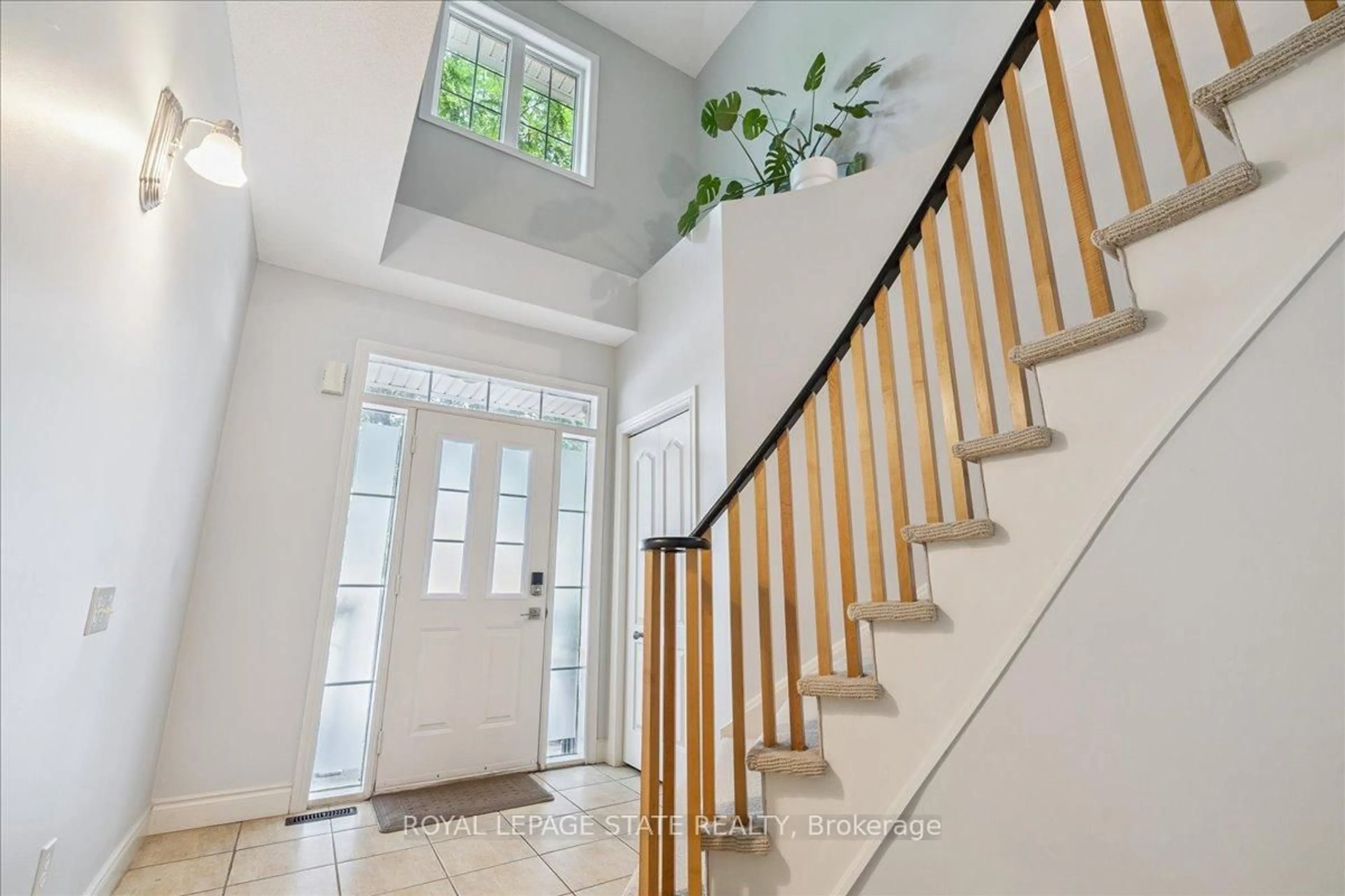 Indoor entryway for 5080 Fairview St #72, Burlington Ontario L7L 7G2