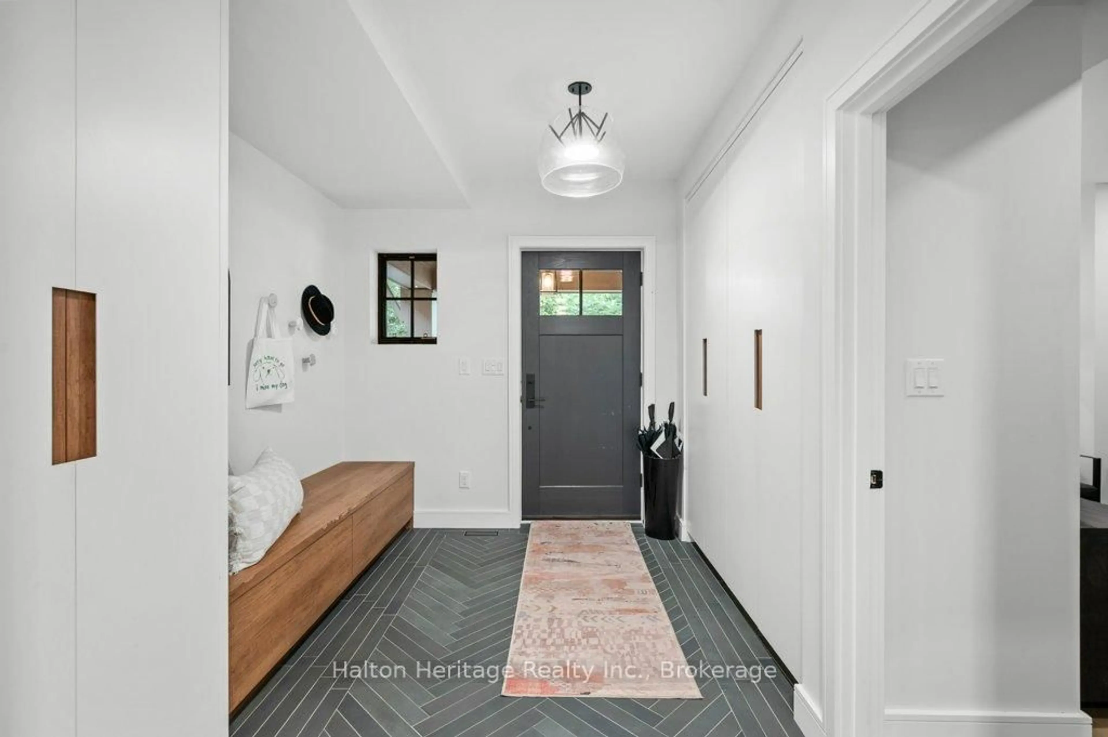 Indoor entryway for 1441 Caroline St, Burlington Ontario L7S 1H7