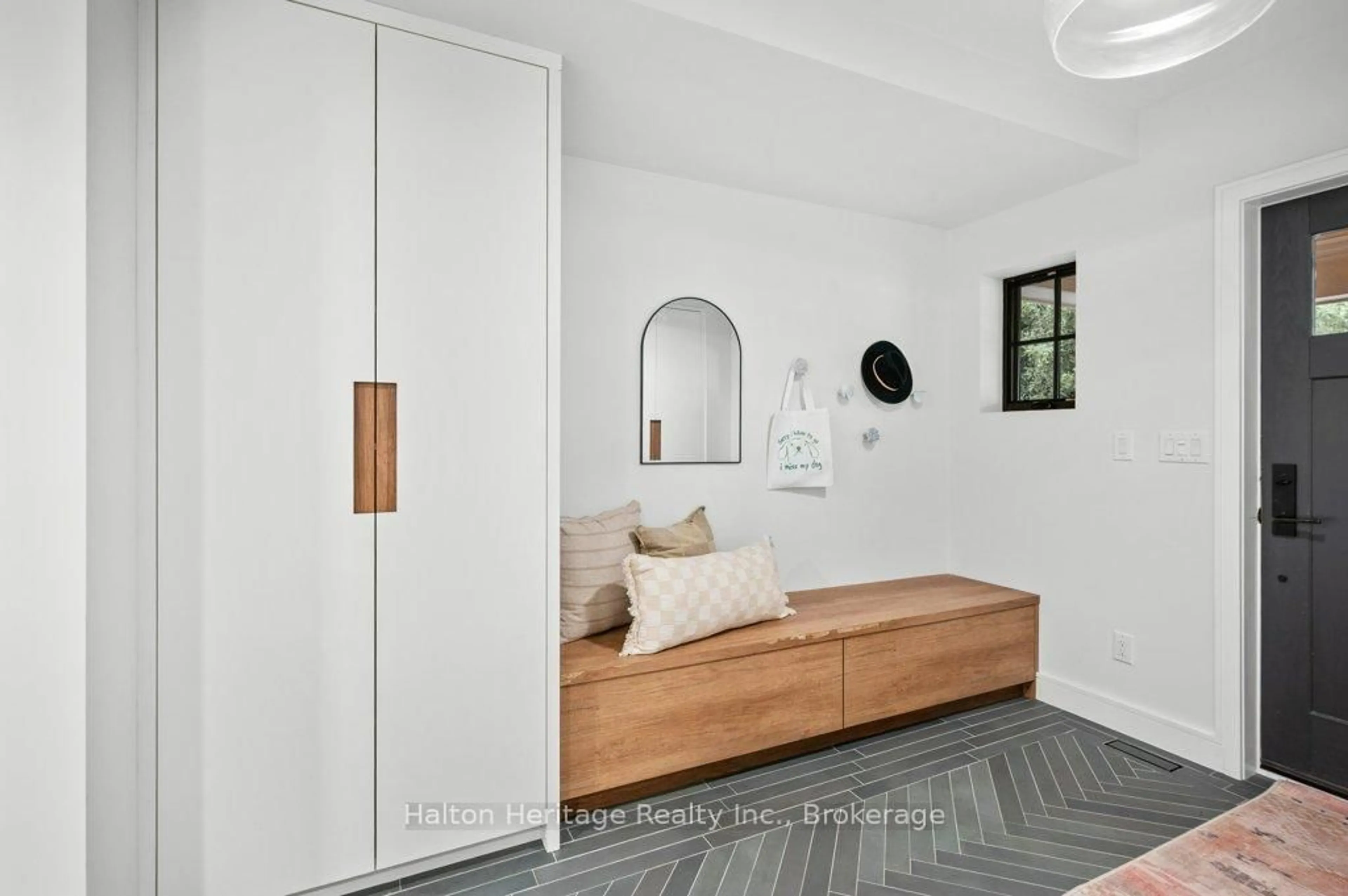 Indoor entryway for 1441 Caroline St, Burlington Ontario L7S 1H7
