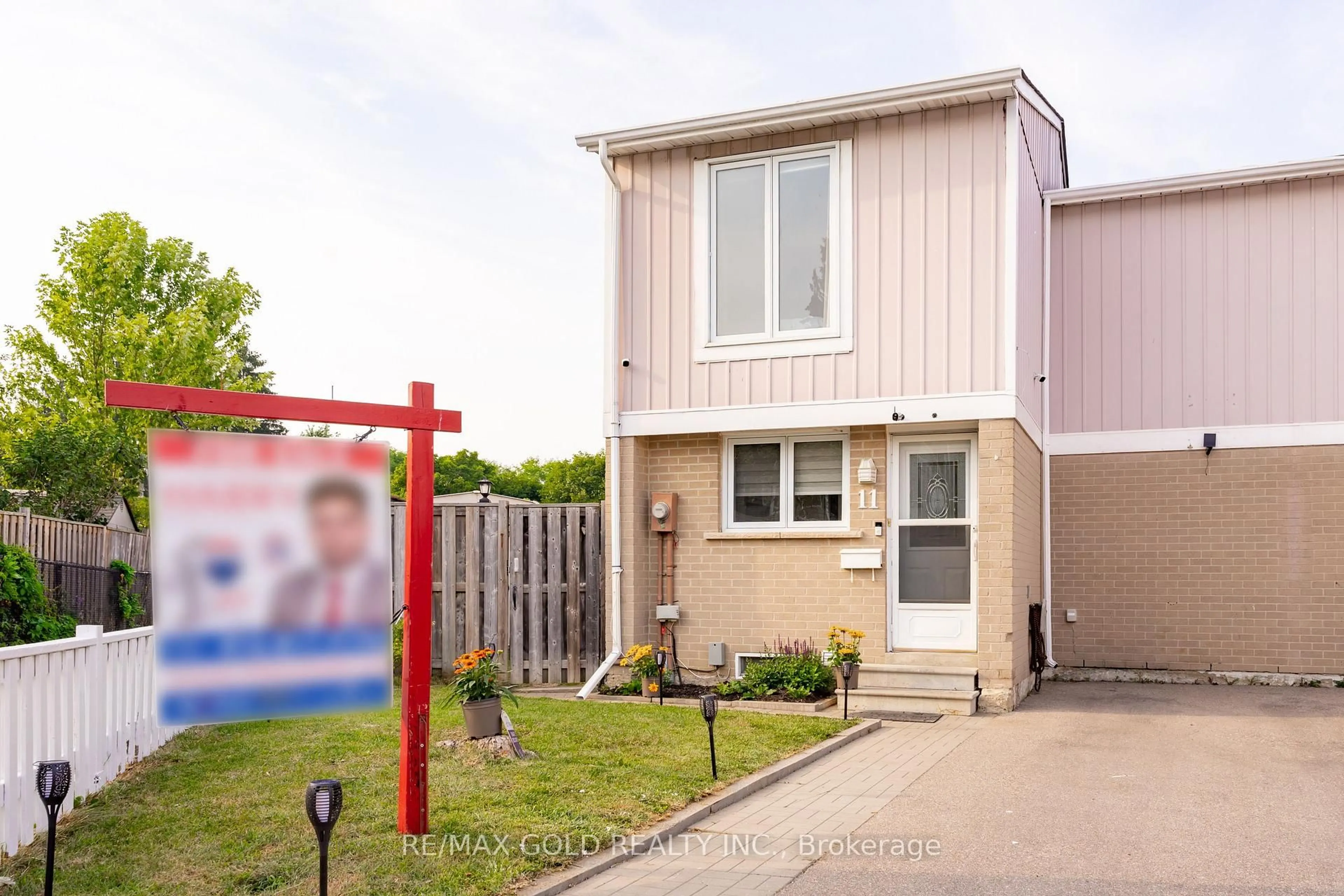 Home with vinyl exterior material, street for 11 Jasmine Sq, Brampton Ontario L6S 2N1