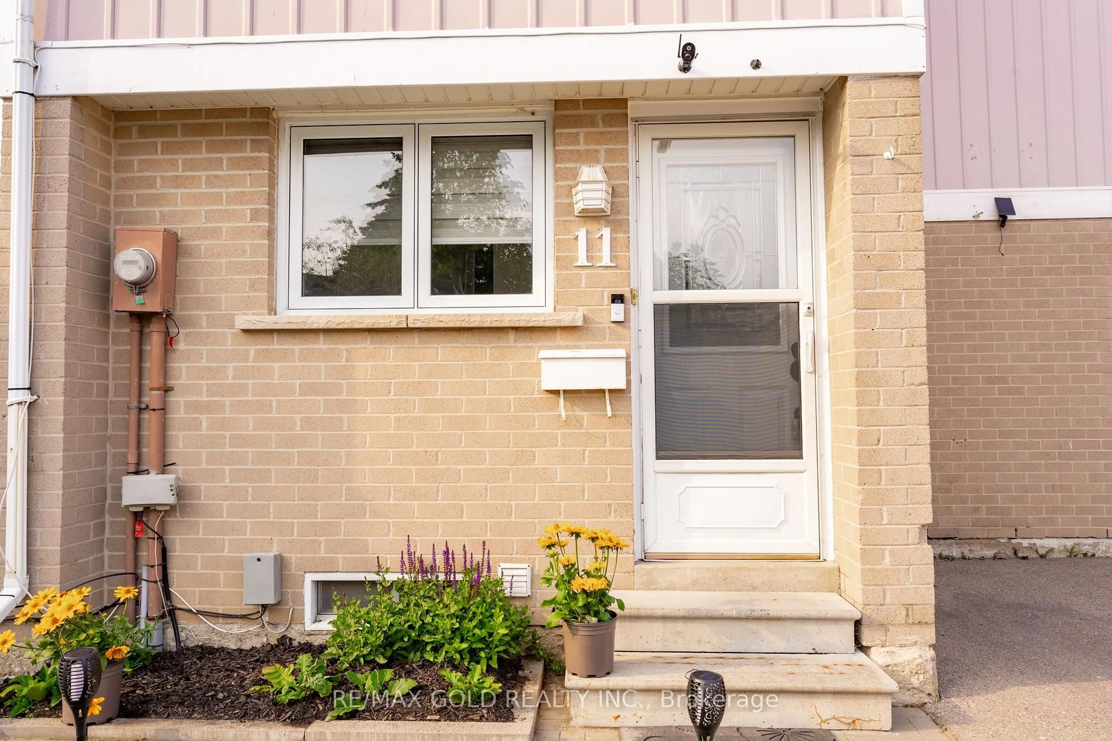 Indoor entryway for 11 Jasmine Sq, Brampton Ontario L6S 2N1