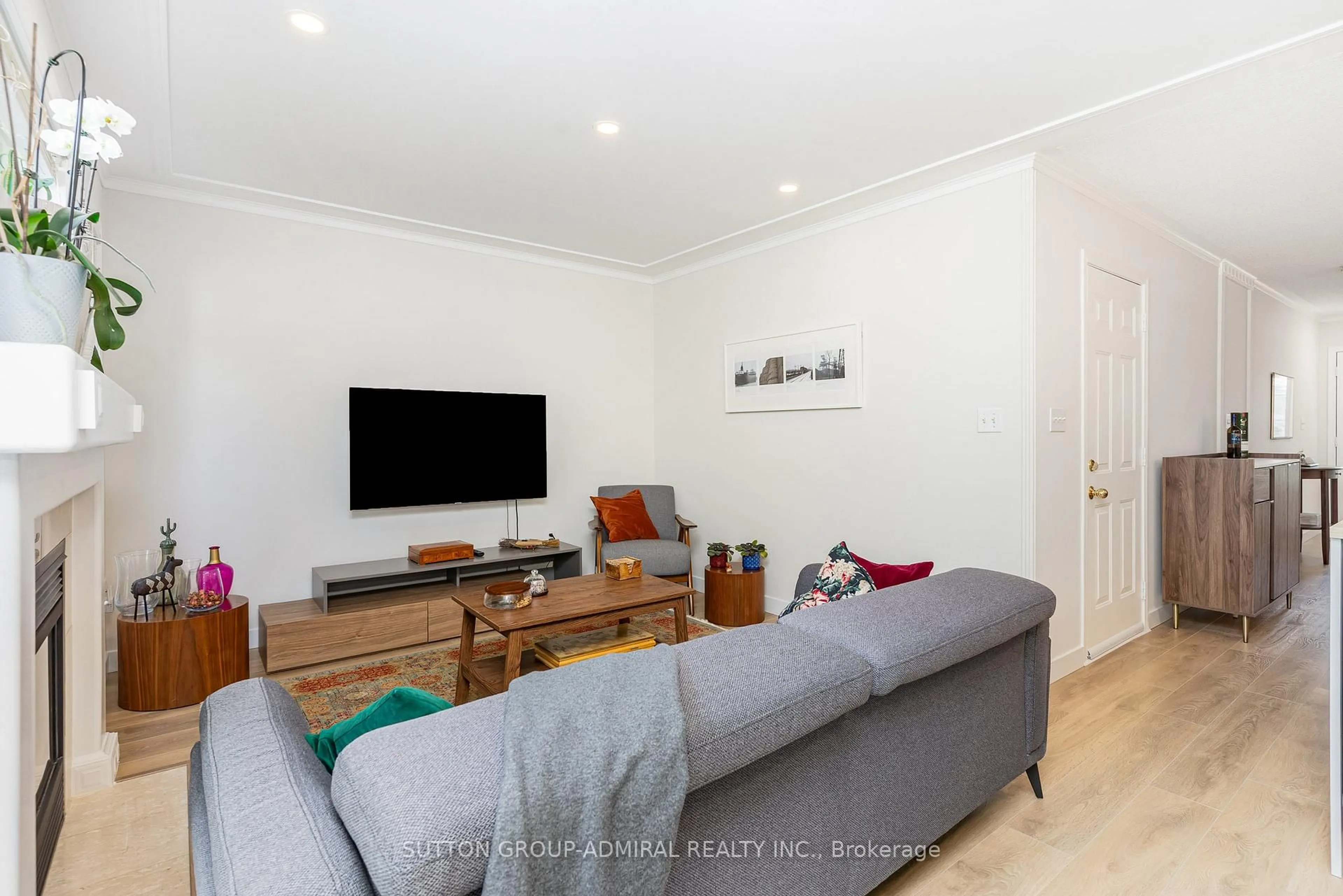 Living room with furniture, unknown for 2225 Amberglen Crt, Oakville Ontario L6M 4W8
