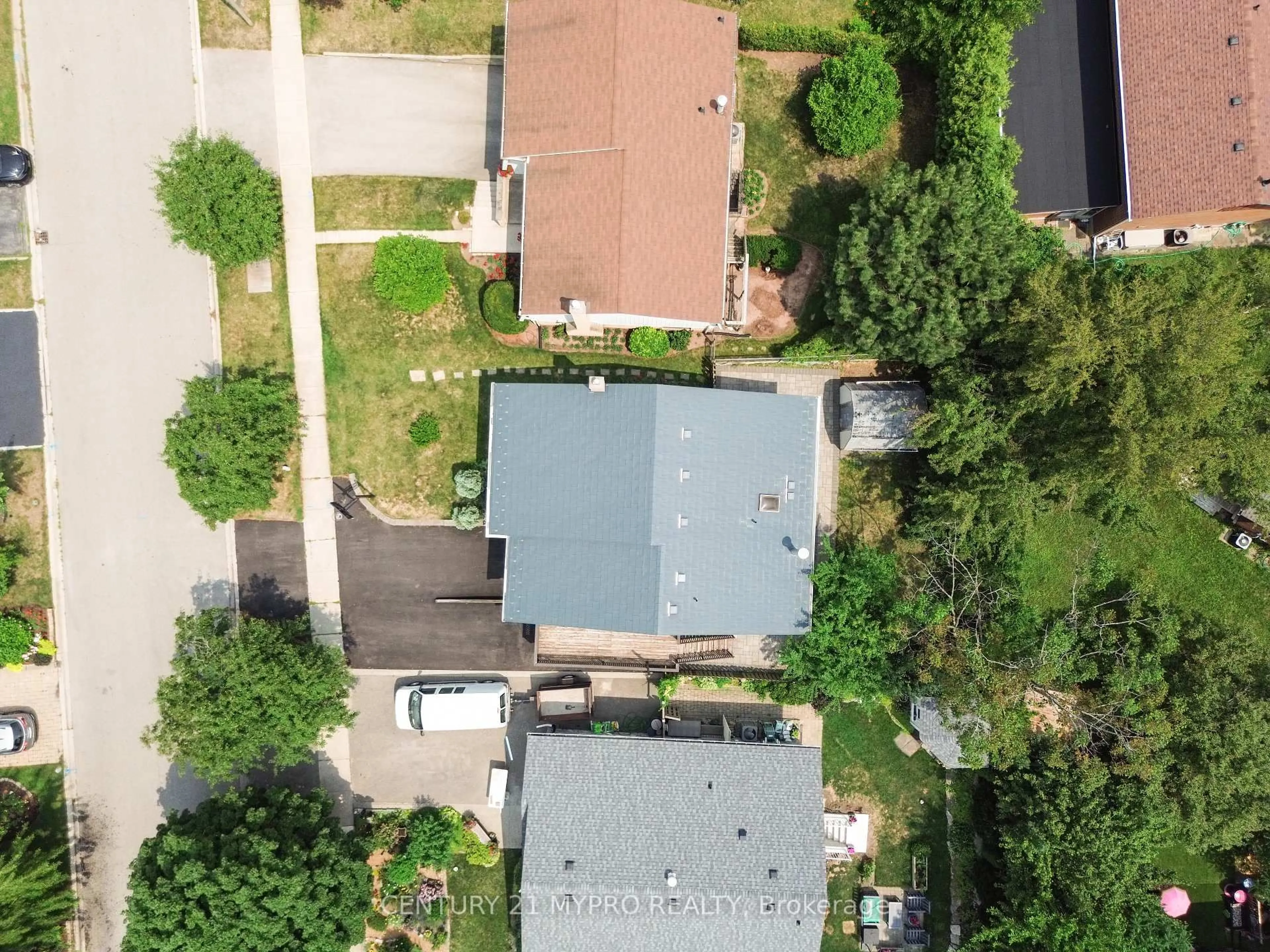 A pic from outside/outdoor area/front of a property/back of a property/a pic from drone, street for 1294 Forest Hill, Oakville Ontario L6H 2S4