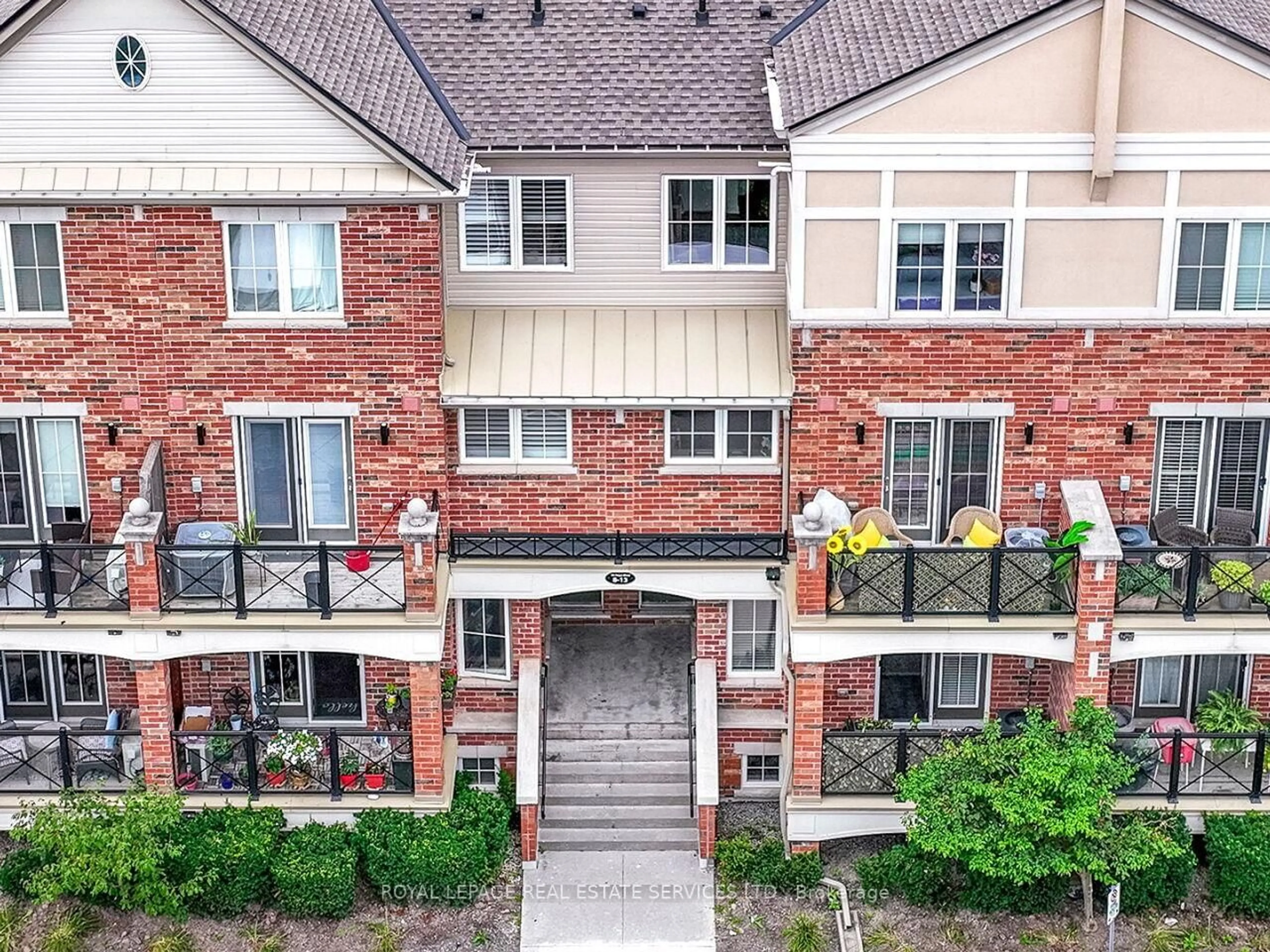 A pic from outside/outdoor area/front of a property/back of a property/a pic from drone, unknown for 19 Hays Blvd #Unit 12, Oakville Ontario L6H 0H8