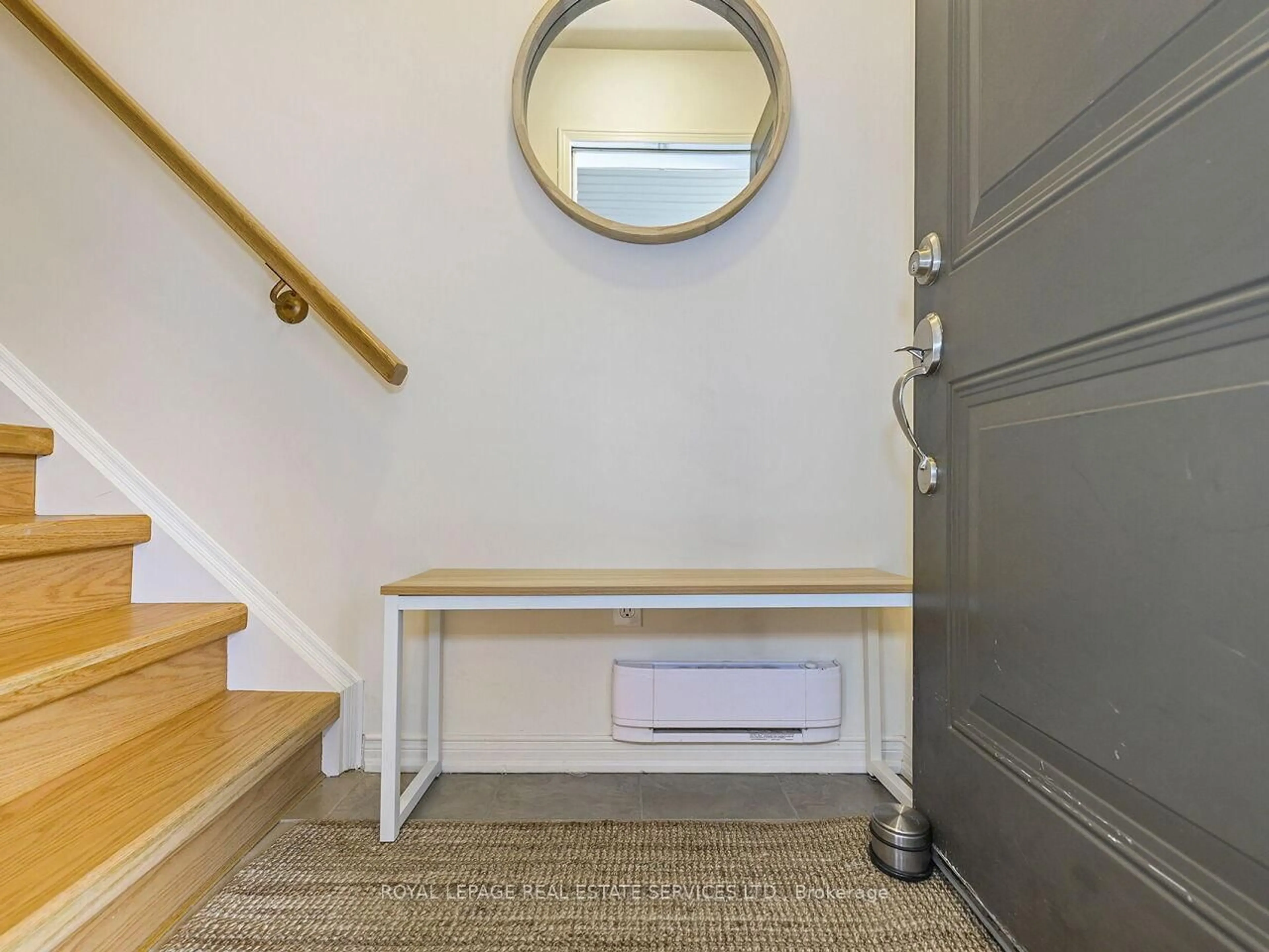 Indoor entryway for 19 Hays Blvd #Unit 12, Oakville Ontario L6H 0H8