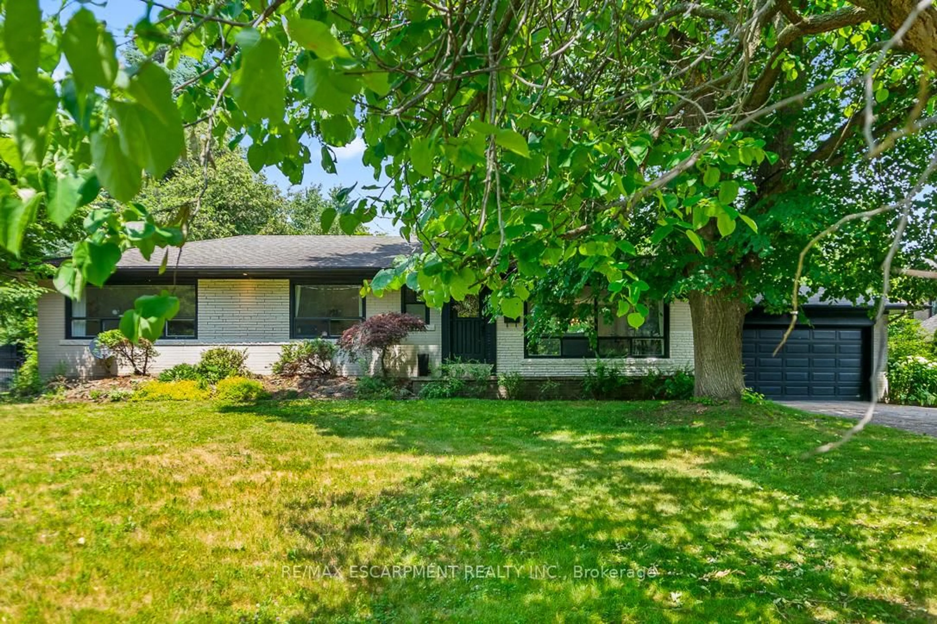 Home with vinyl exterior material, street for 237 Albion Ave, Oakville Ontario L6J 4T4