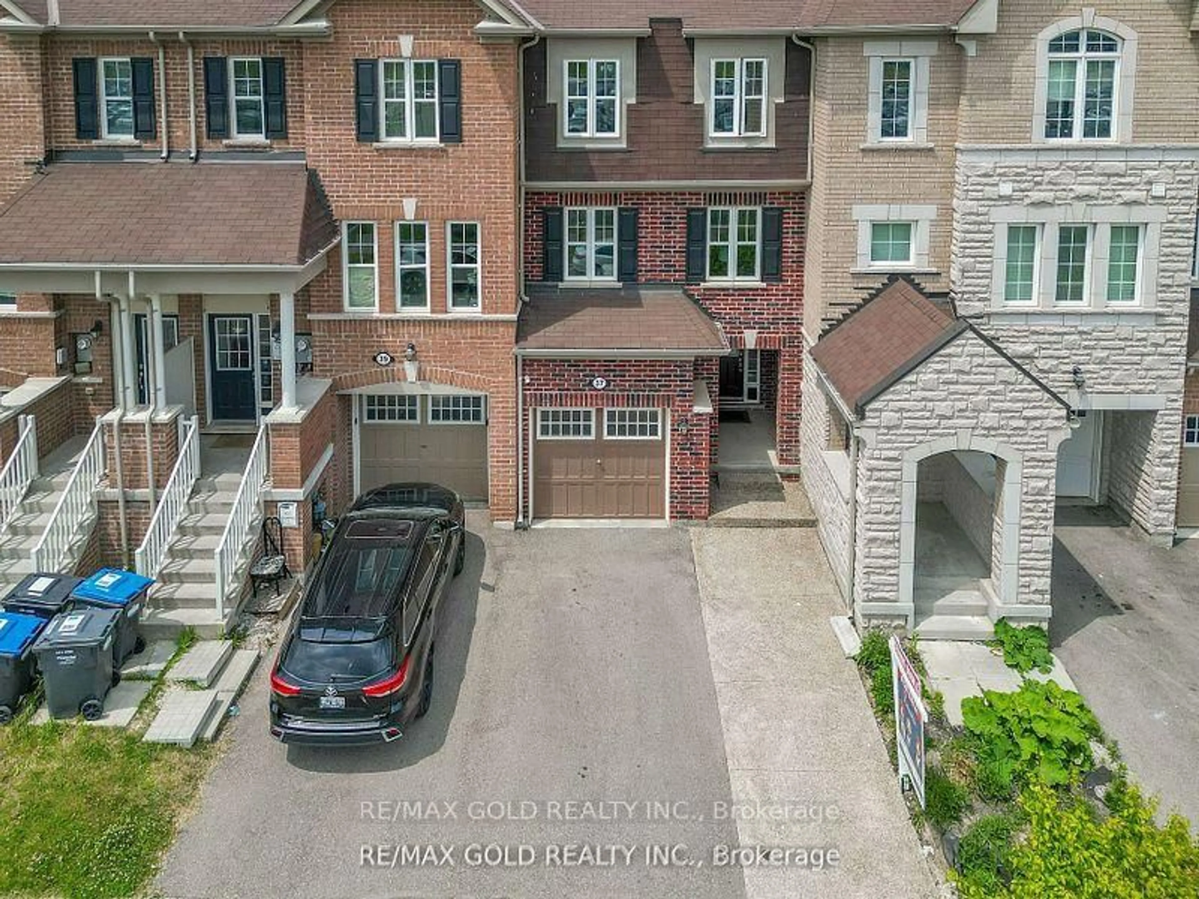 A pic from outside/outdoor area/front of a property/back of a property/a pic from drone, street for 37 Baycliffe Cres, Brampton Ontario L7A 3Z3