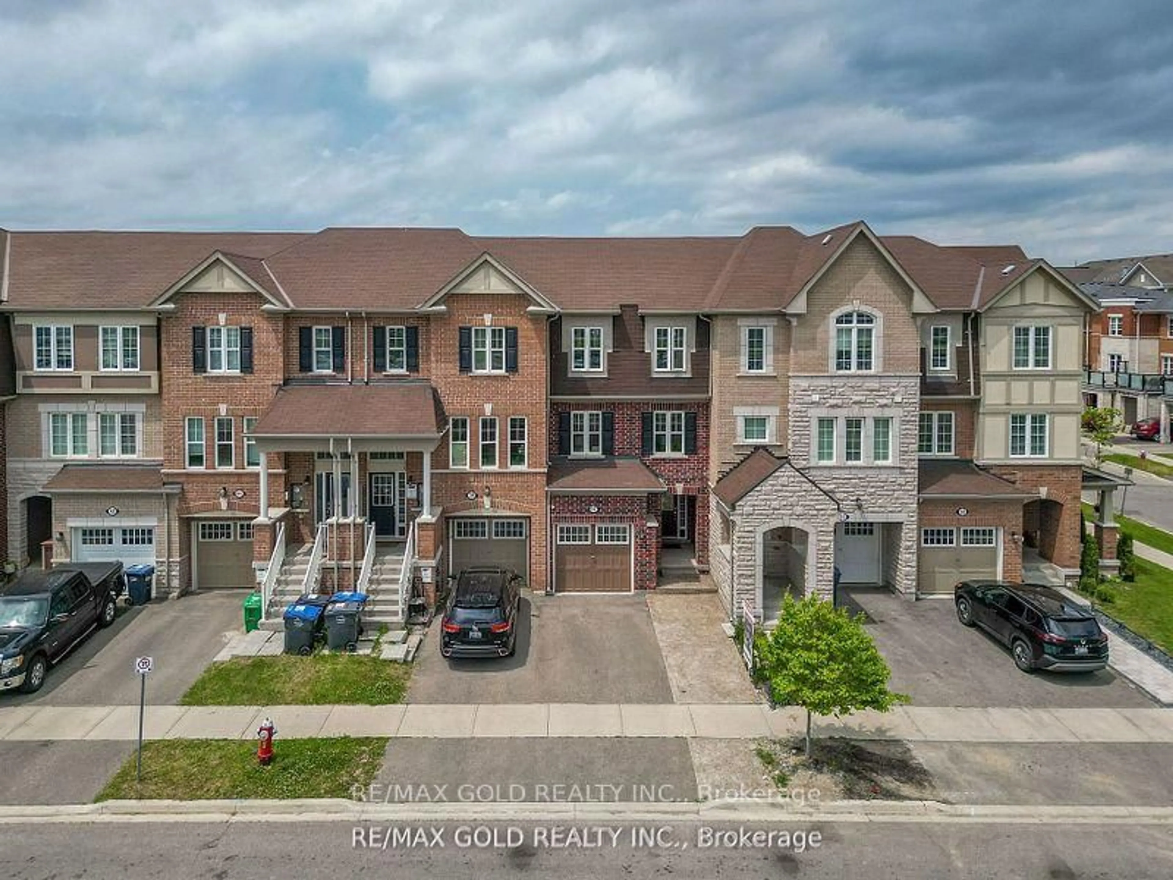 A pic from outside/outdoor area/front of a property/back of a property/a pic from drone, street for 37 Baycliffe Cres, Brampton Ontario L7A 3Z3