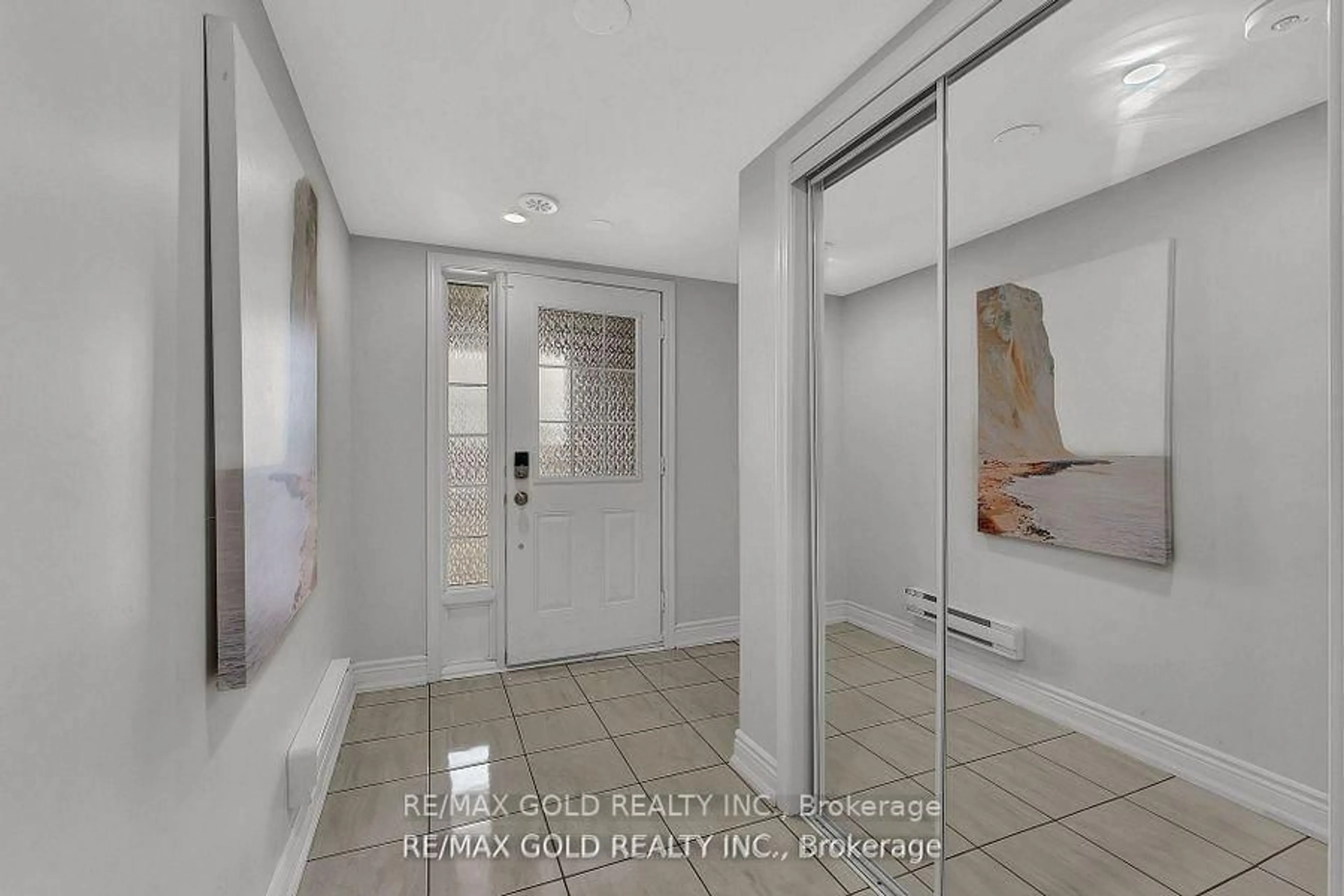 Indoor entryway for 37 Baycliffe Cres, Brampton Ontario L7A 3Z3