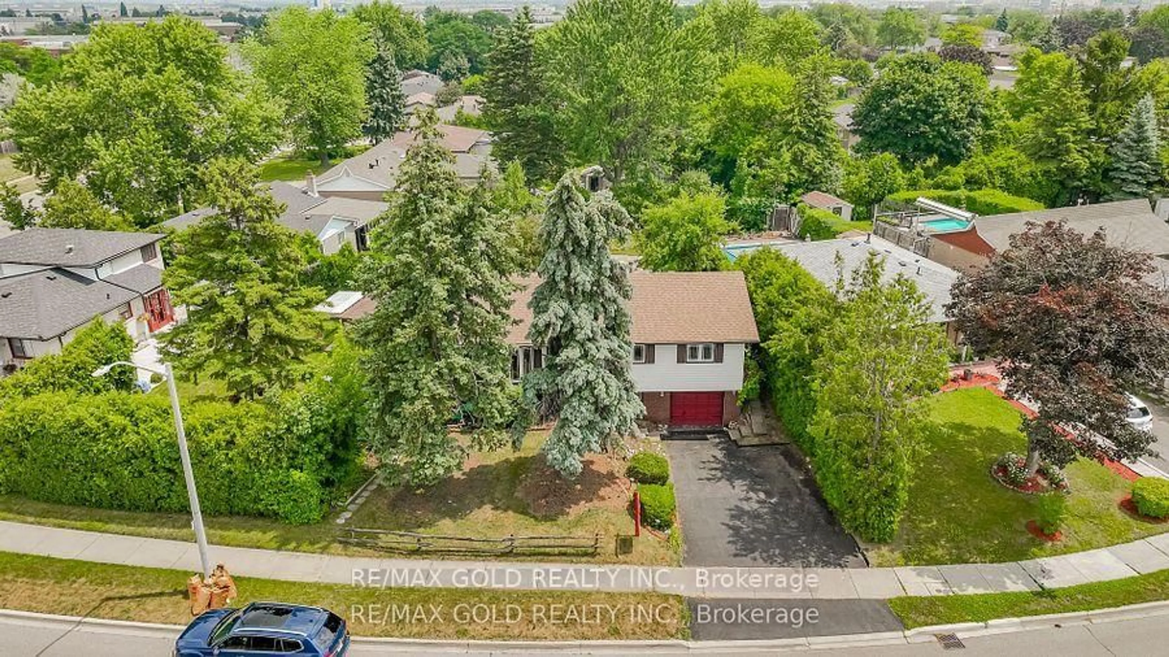 A pic from outside/outdoor area/front of a property/back of a property/a pic from drone, street for 38 Duke Rd, Brampton Ontario L6T 3K3